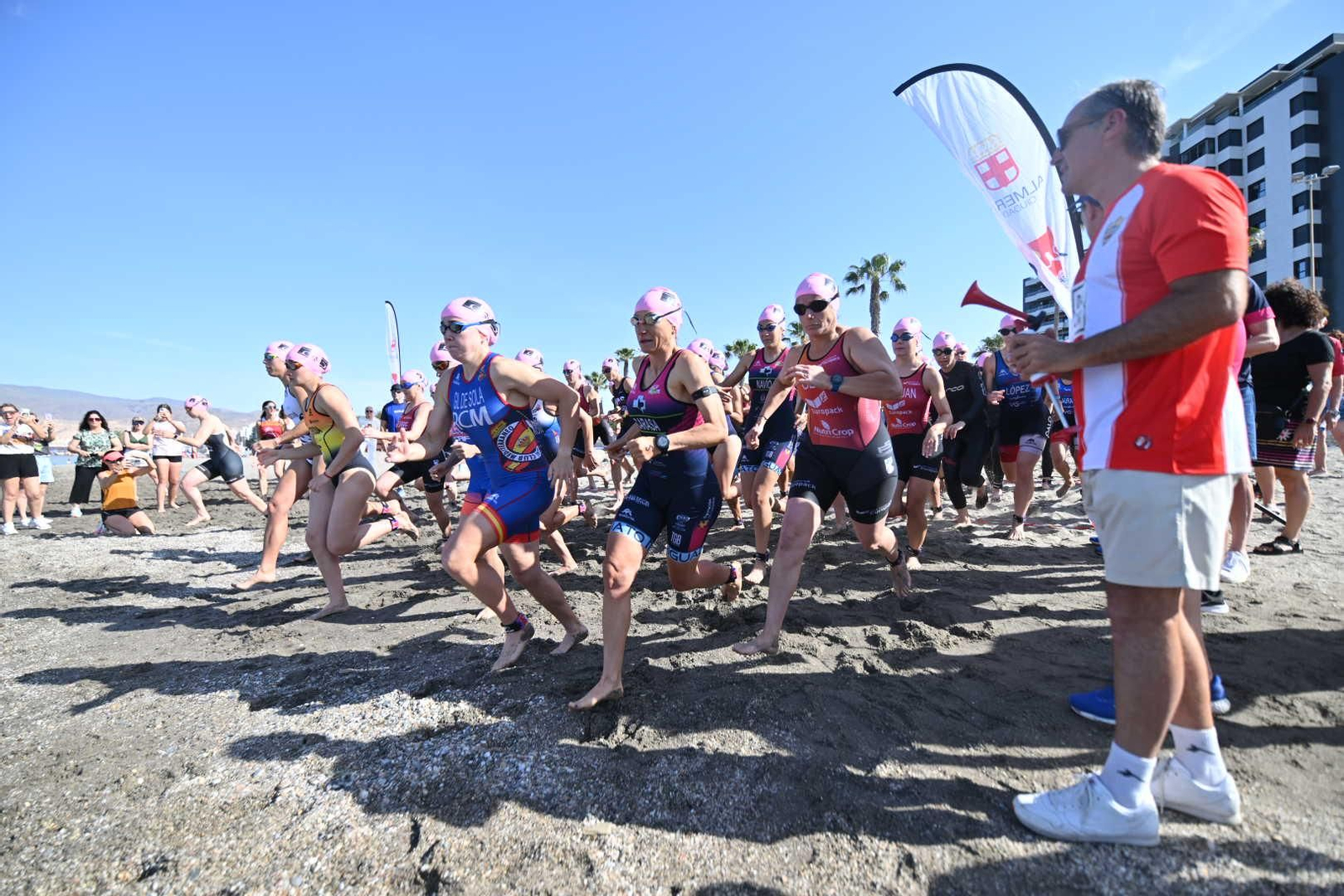 Los participantes del XVIII Triatlon Ciudad de Almeria Jairo Ruiz toman la salida de la prueba celebrada este domingo.
