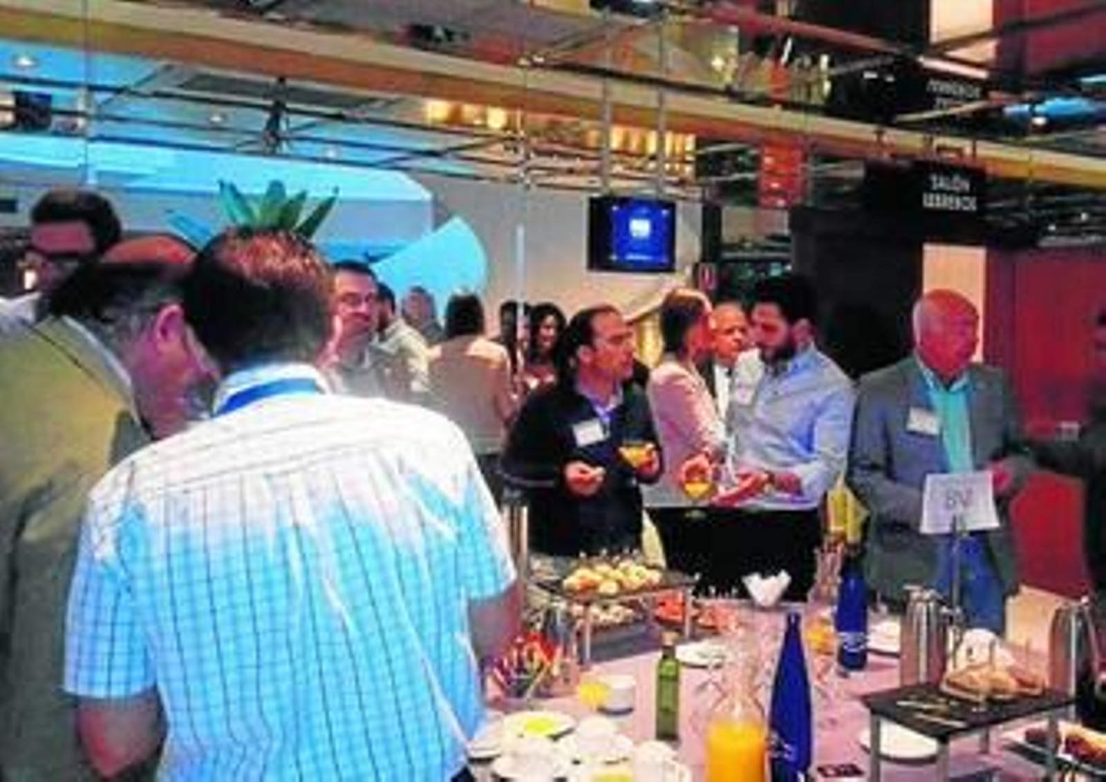 1. Ricardo del Barrio, presidente del grupo BNI SVC Acción;  Marta Rodríguez, miembro del citado grupo, y Ricardo Vieria, director ejecutivo de BNI Sevilla Capital.  2 y 3. Tras las sesiones, hay un desayuno en el que relacionarse de manera informal.