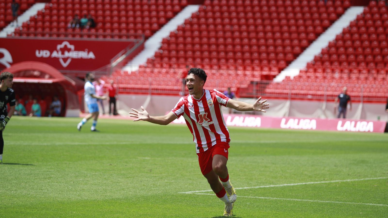Valen celebra el último de sus dos goles que acabaron dándole la victoria a los rojiblancos en la ida.