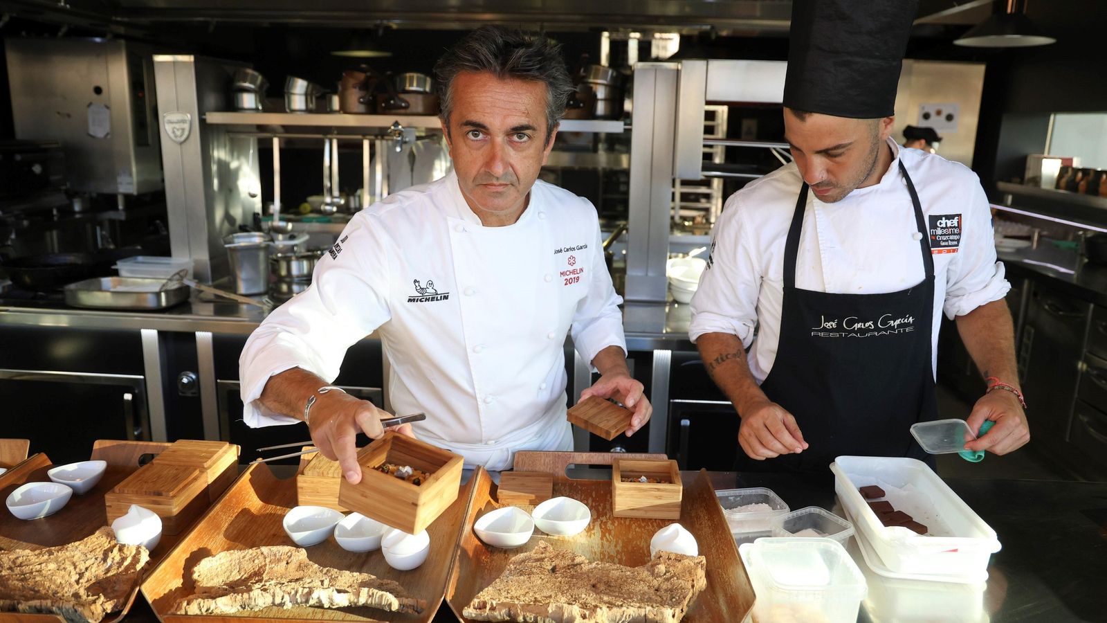 El chef (izq.), este jueves, dando los últimos toques a un plato. El chef (izq.), este jueves, dando los últimos toques a un plato.