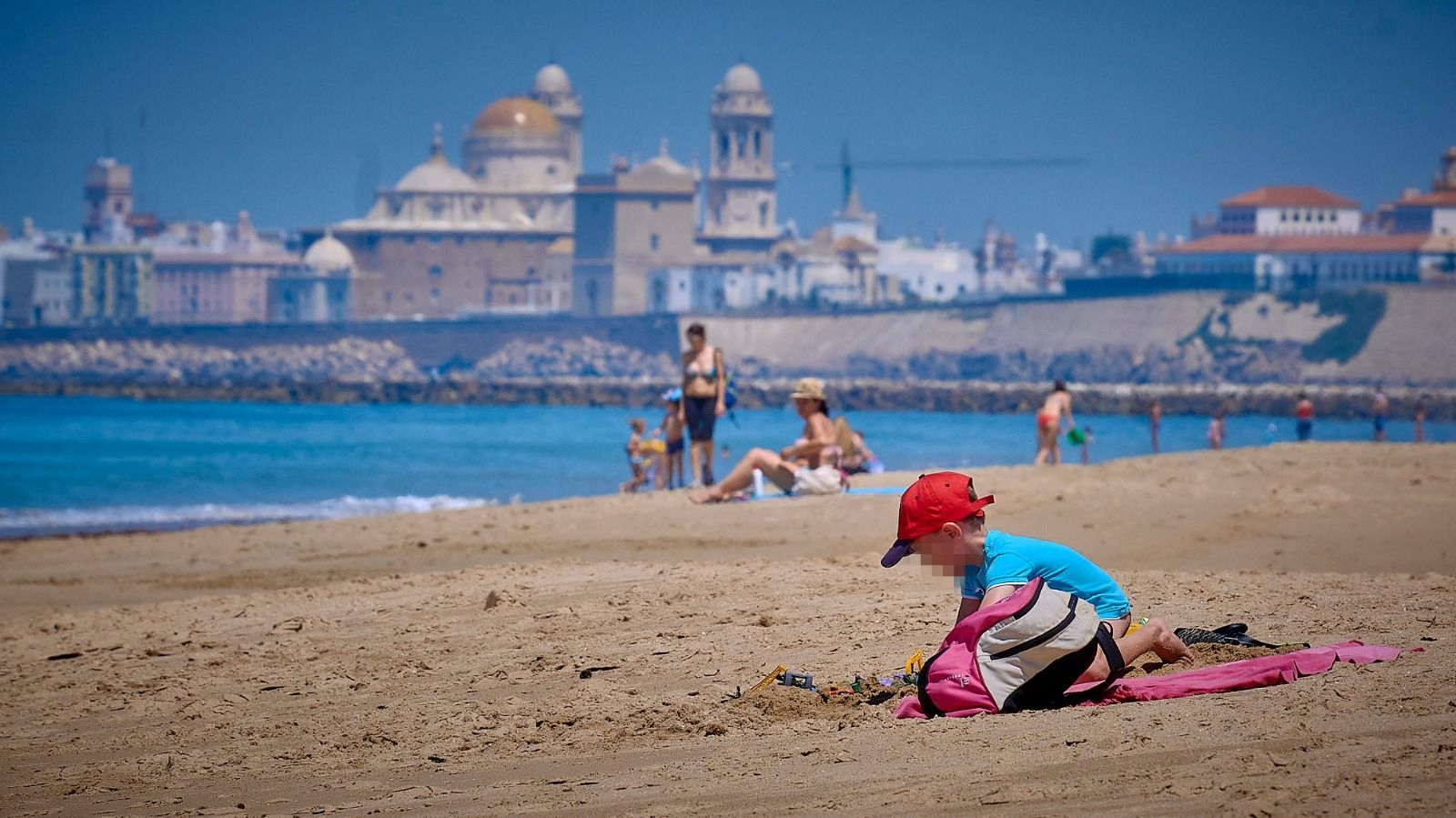 Cientos de personas disfrutan de la playa de Cádiz este viernes pese a las restricciones sanitarias.