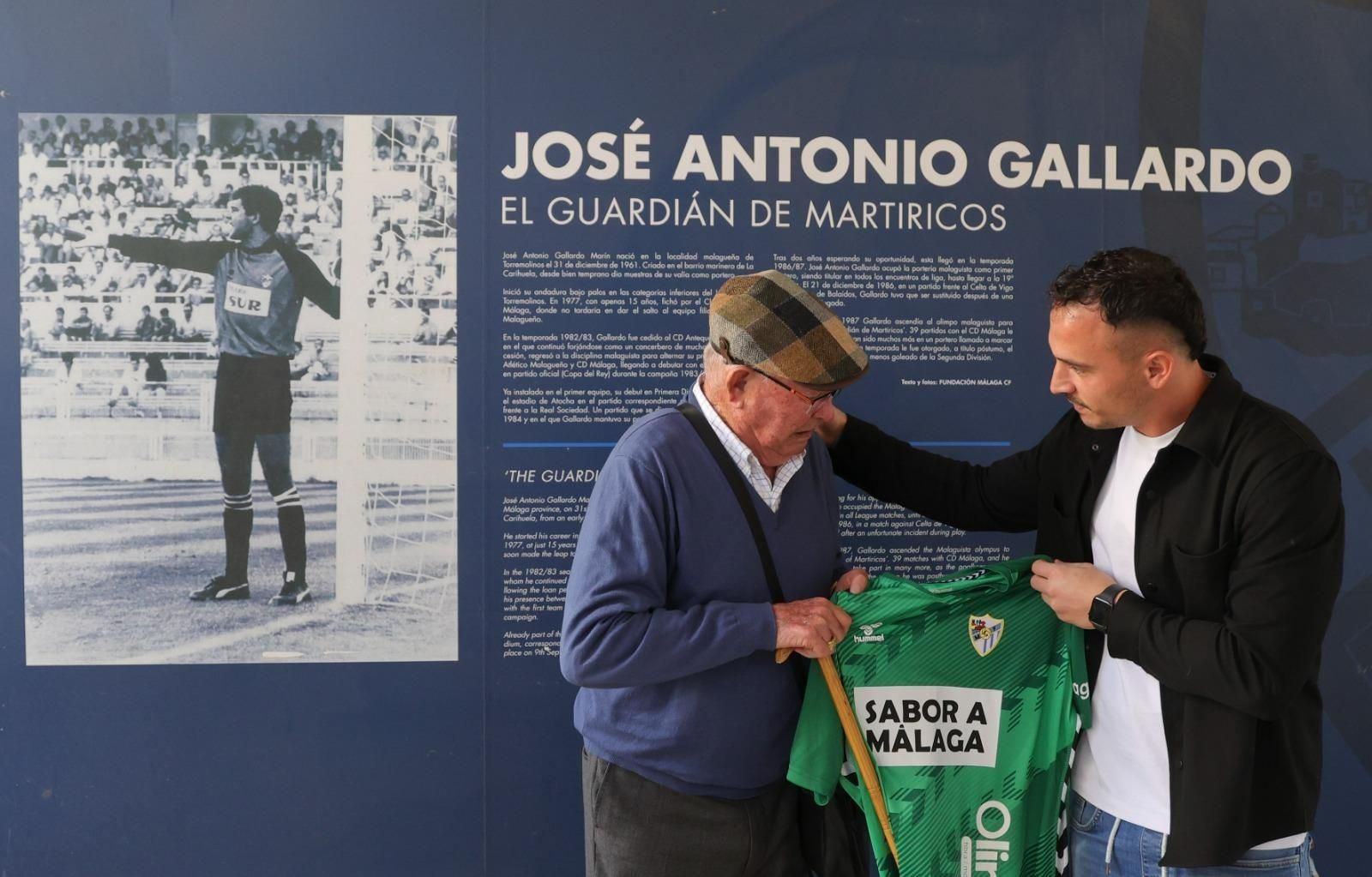 La entrega de la camiseta a la familia Gallardo por parte de Alfonso Herrero La entrega de la camiseta a la familia Gallardo por parte de Alfonso Herrero