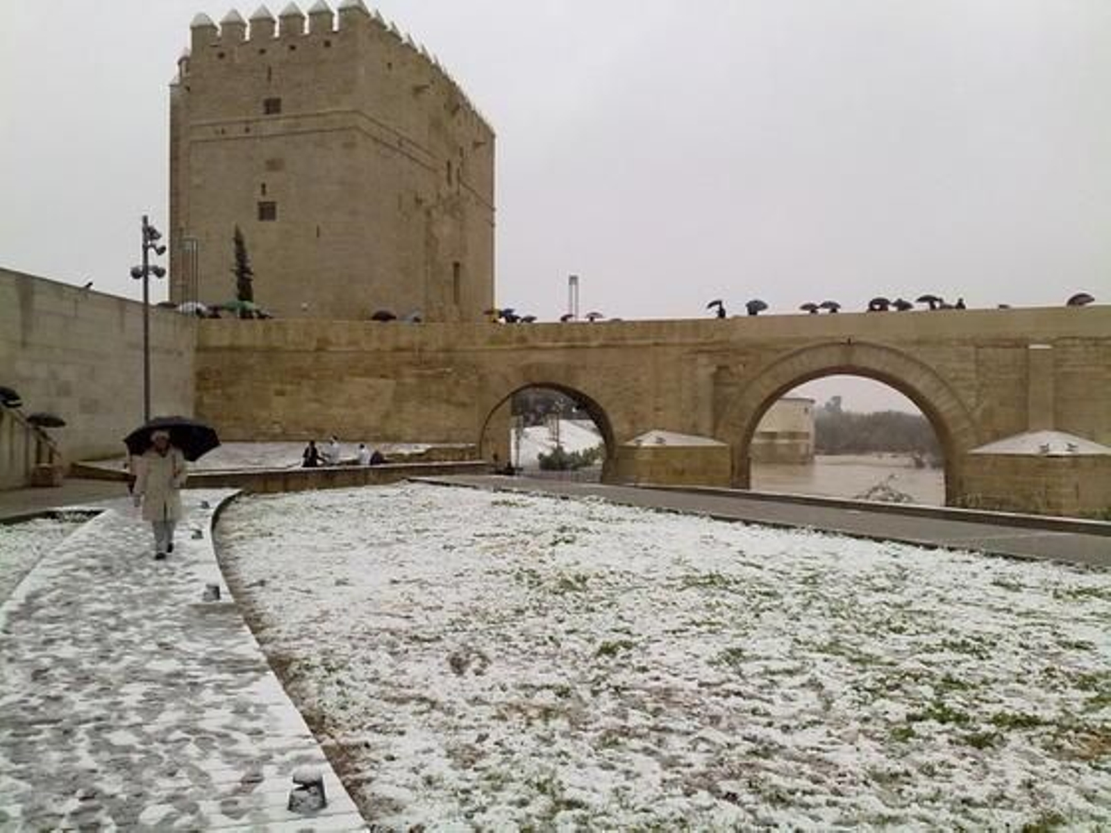 Puente Romano de Córdoba rodeado de nieve.

Foto: Joly Digital