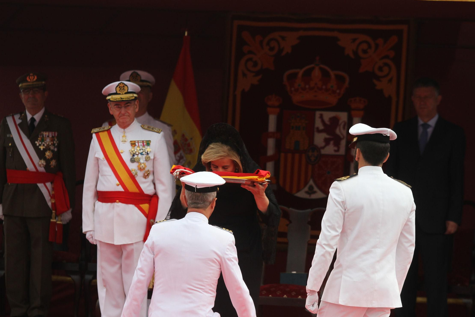 Entrega de la bandera de combate a la fragata Cristobal Colón
