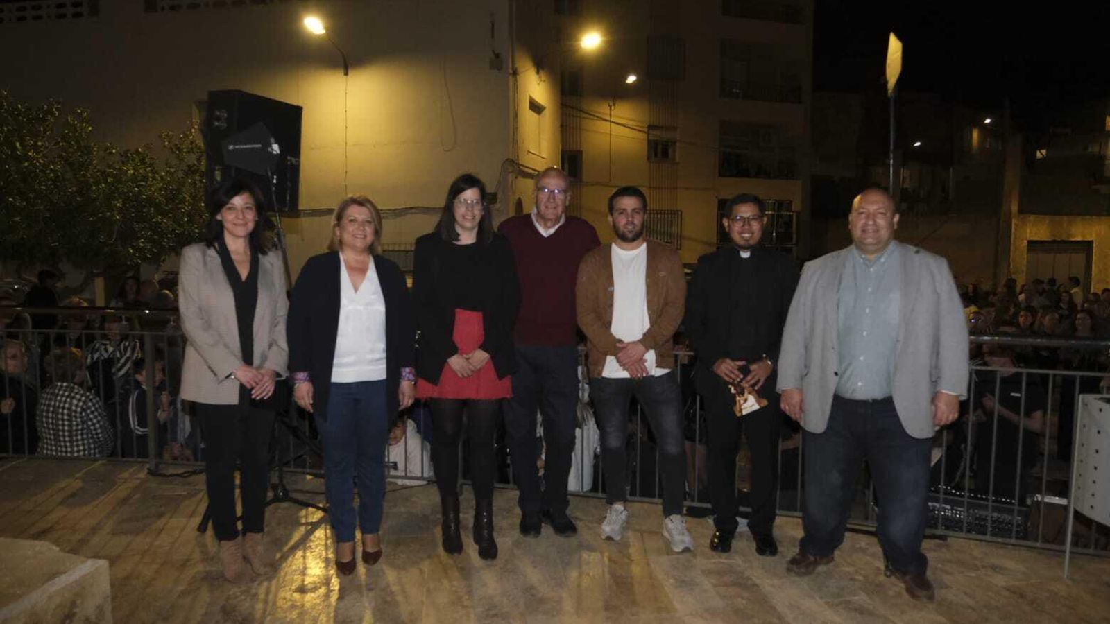 Alcaldesa junto a diputados provinciales, concejales y el párroco han presidido el acto.