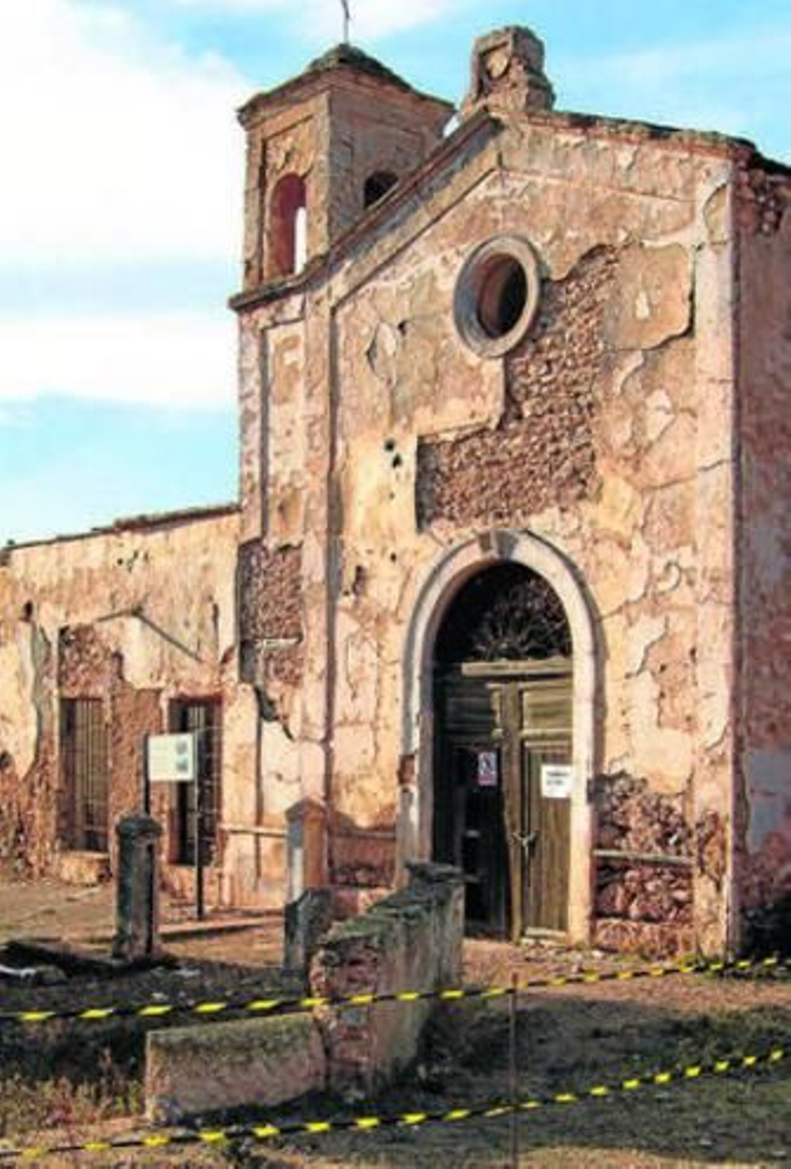 El Cortijo del Fraile sufre un grave estado de deterioro y ruina.