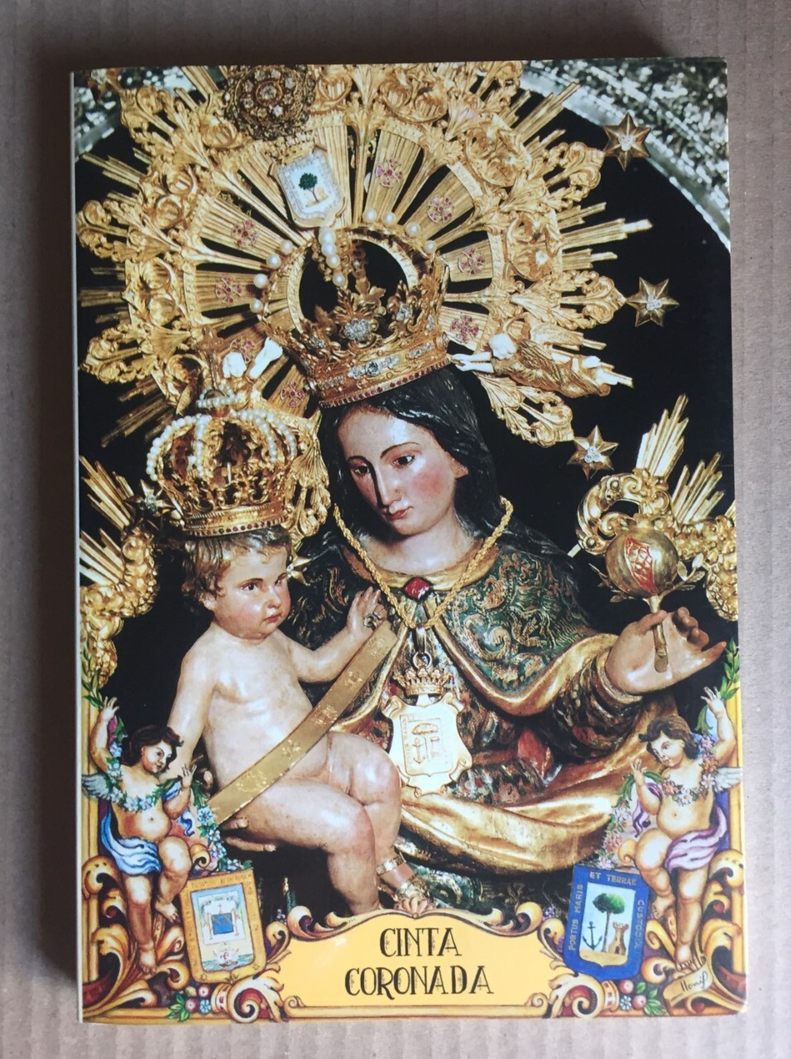 Portada del libro Cinta Coronada de Eduardo Sugrañes, con la fotografía de la Virgen tras la coronación; como anécdota observese que al Niño se le impuso la coron al revés, con las perlas de la cruz hacia atrás.