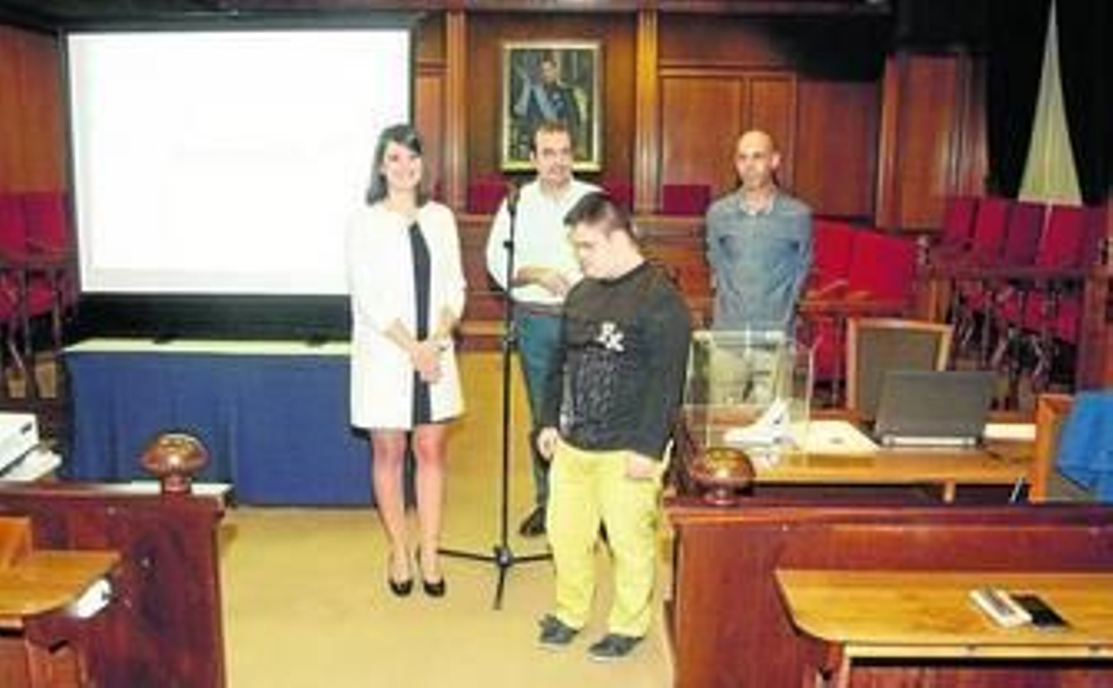 La diputada de Deportes y Juventud, Ángeles Martínez con Enrique Iznaola, Alberto Martínez y el joven Aitor Reguero.