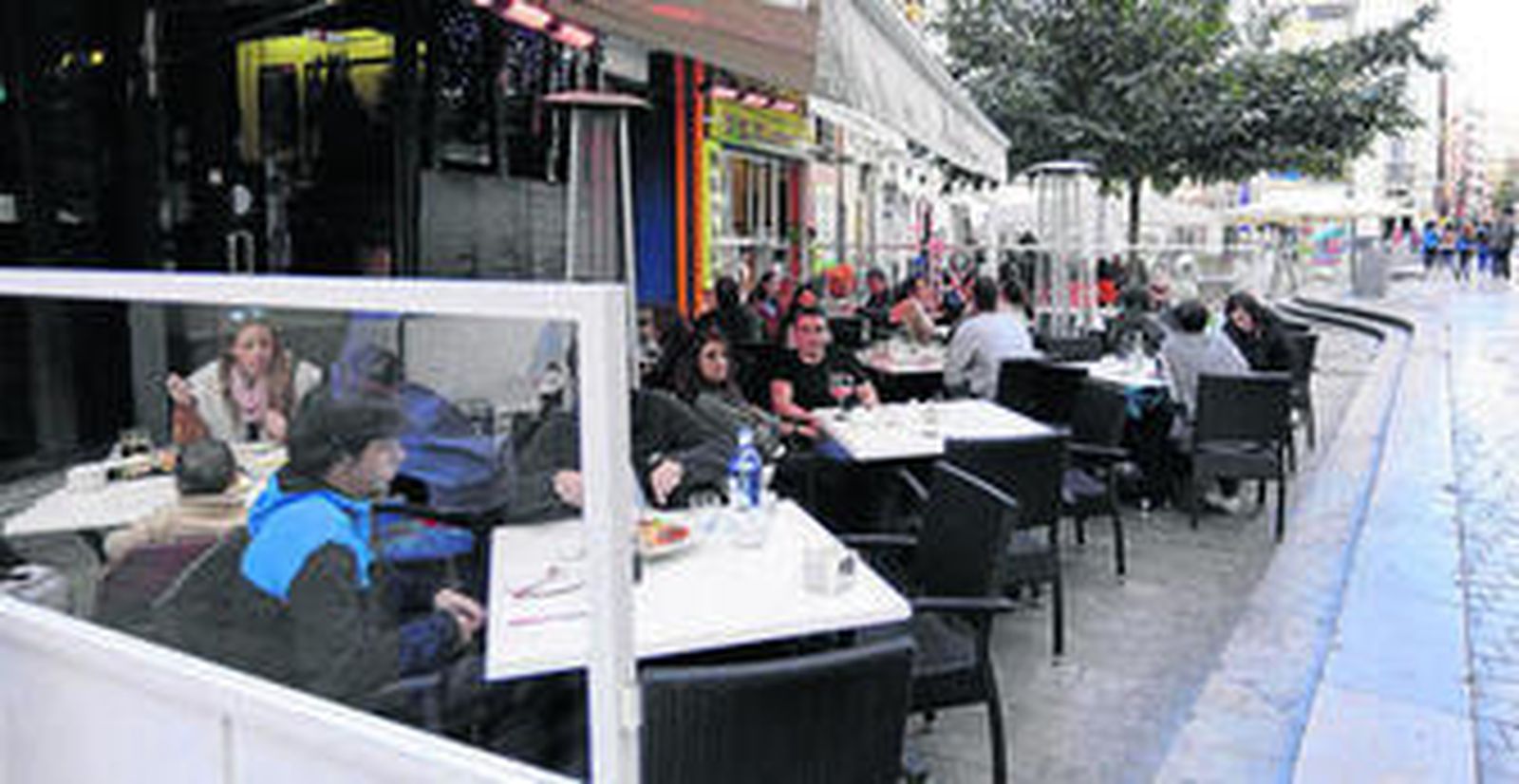 Mesas y sillas instaladas en la Plaza de Uncibay.