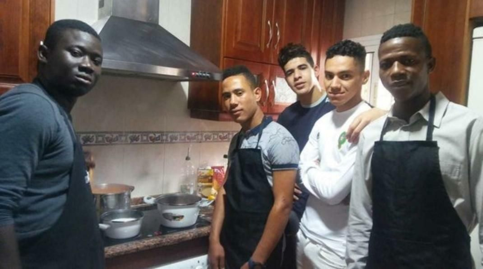 Un grupo de jóvenes acogidos en el piso que la asociación tiene en Chiclana.