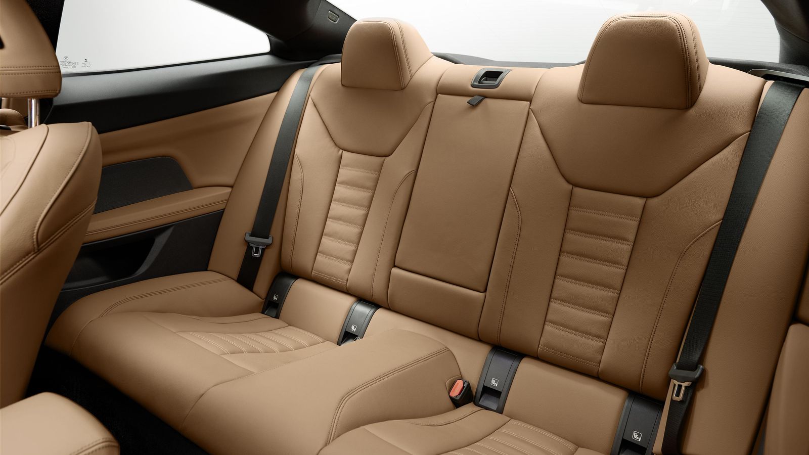 No falta espacio atrás, salvo para los muy altos, que van  poder ir muy cómodamente sentados. Eso sí, al entrar o salir se acordarán de que están a bordo de un coupé.