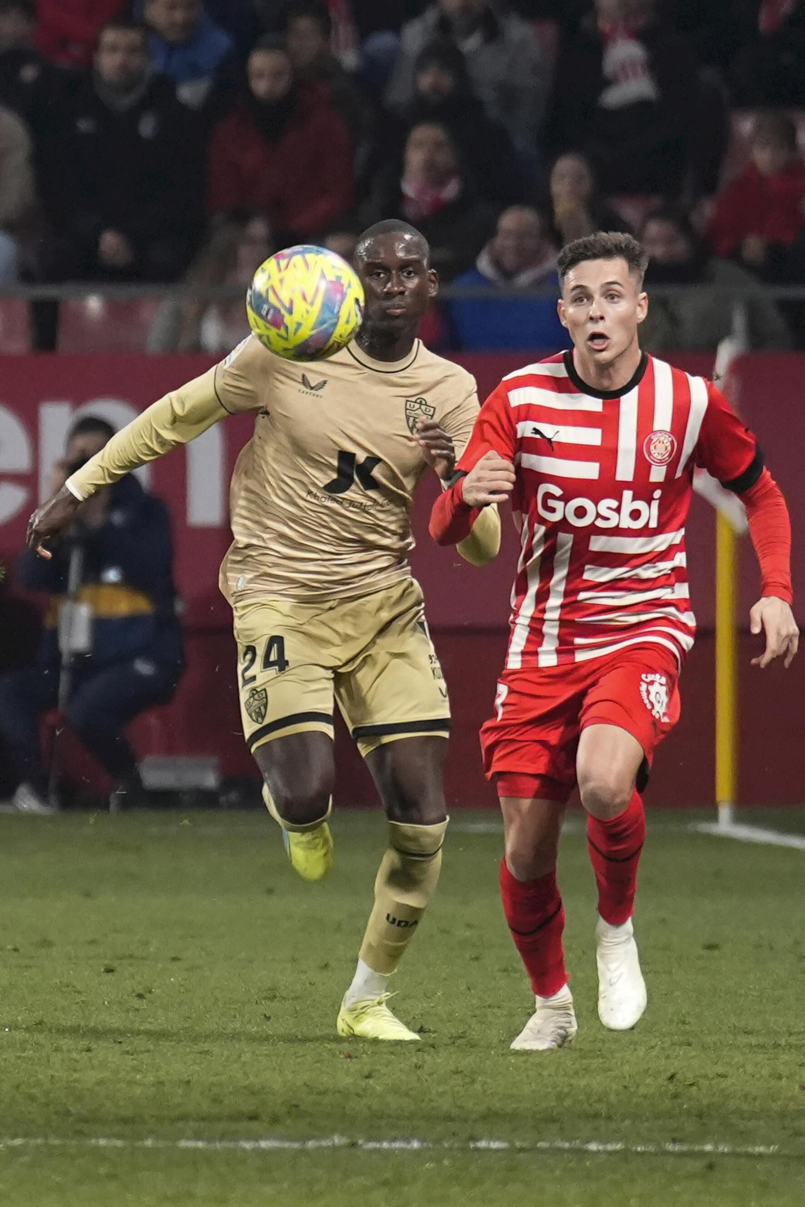 Mendes pugna por un balón en Montilivi ante el Girona