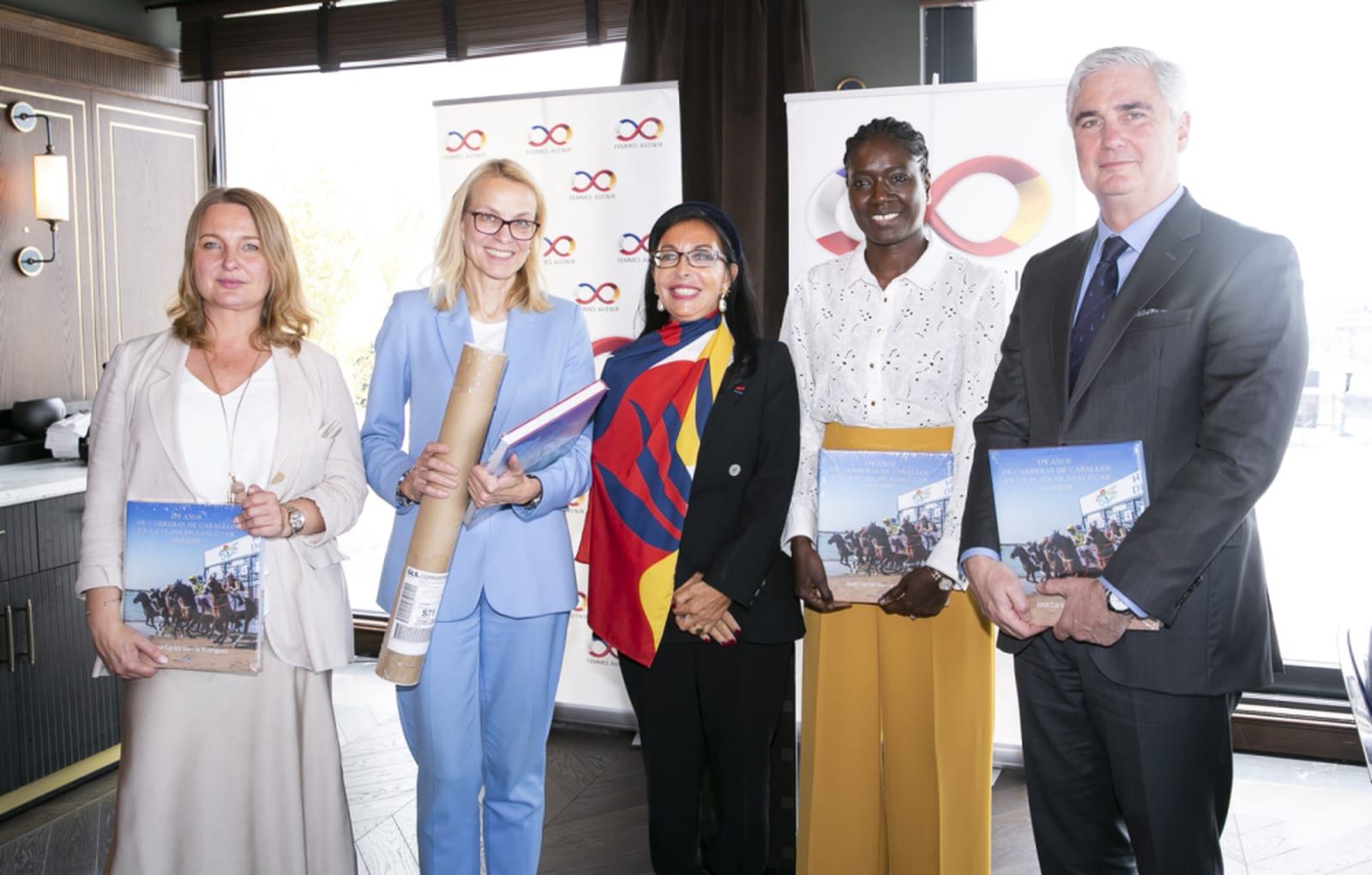 La sanluqueña María Luisa de Contes, presidenta del Club Financiero de Madrid, con los embajadores invitados a presenciar las carreras de caballos de Sanlúcar este verano.
