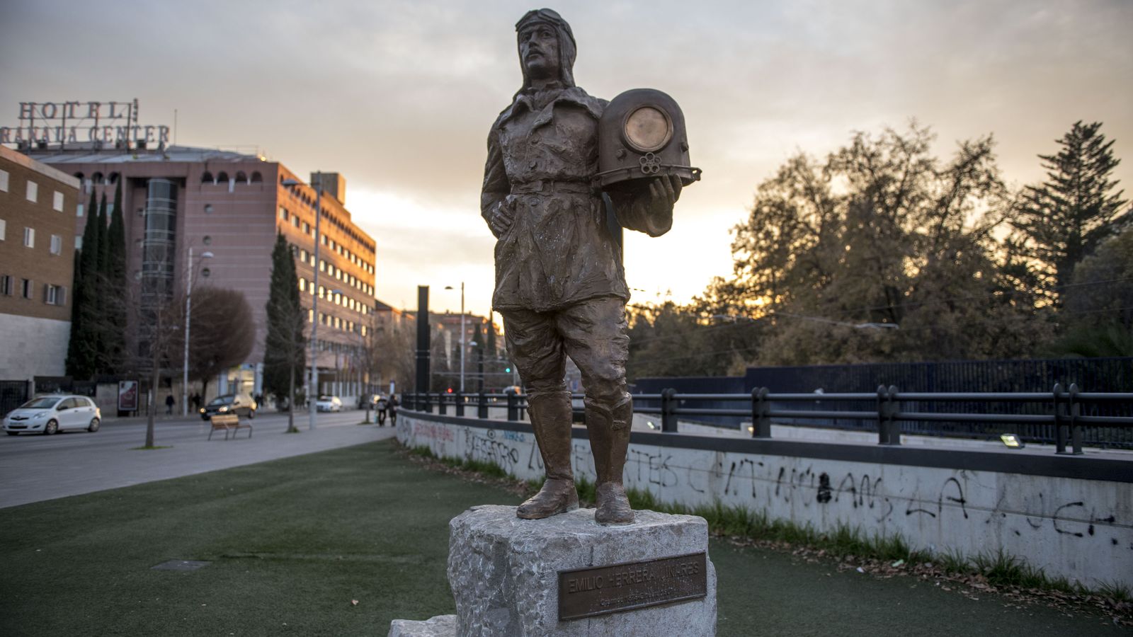 La estatua en honor a Emilio Herrera en Granada