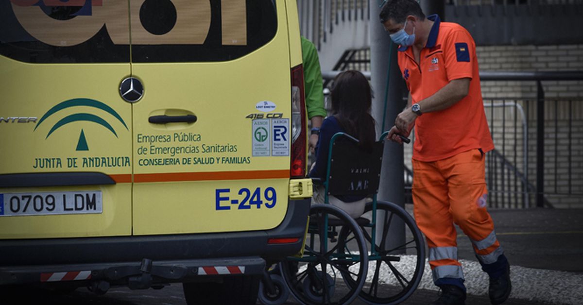 Hospitalizada una persona por inhalación de humo en un incendio en Paradas