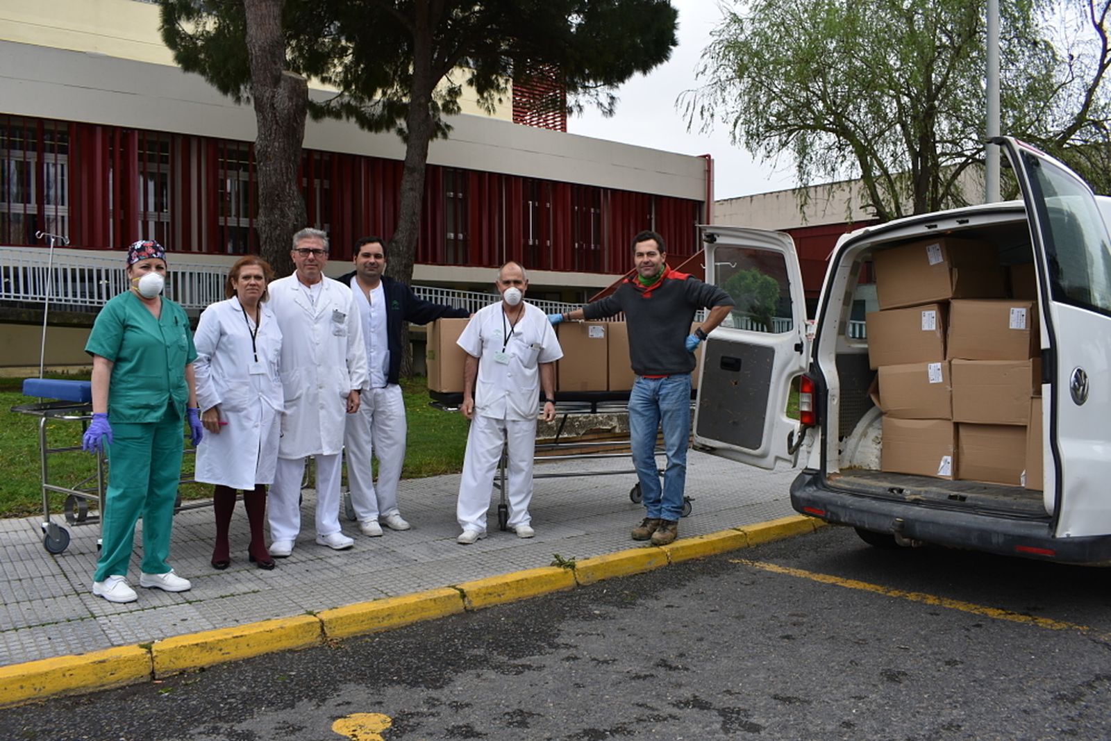 Entrega de las máscaras protectoras.