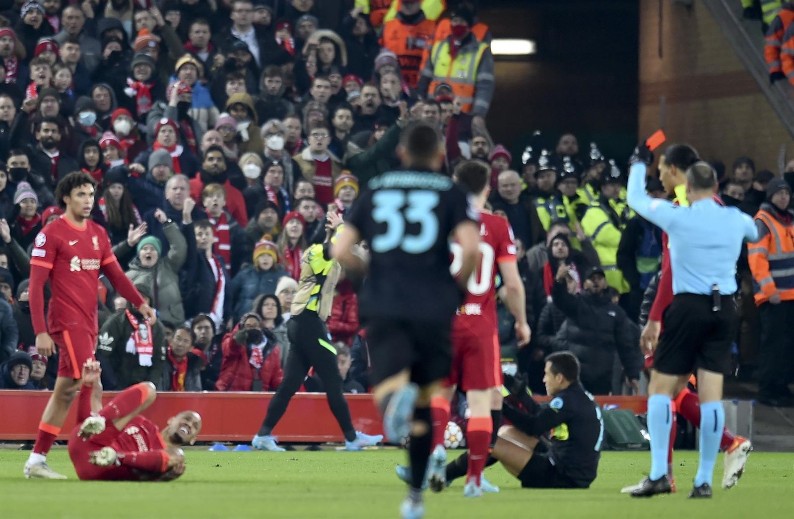 Mateu enseña la roja a Alexis Sánchez.