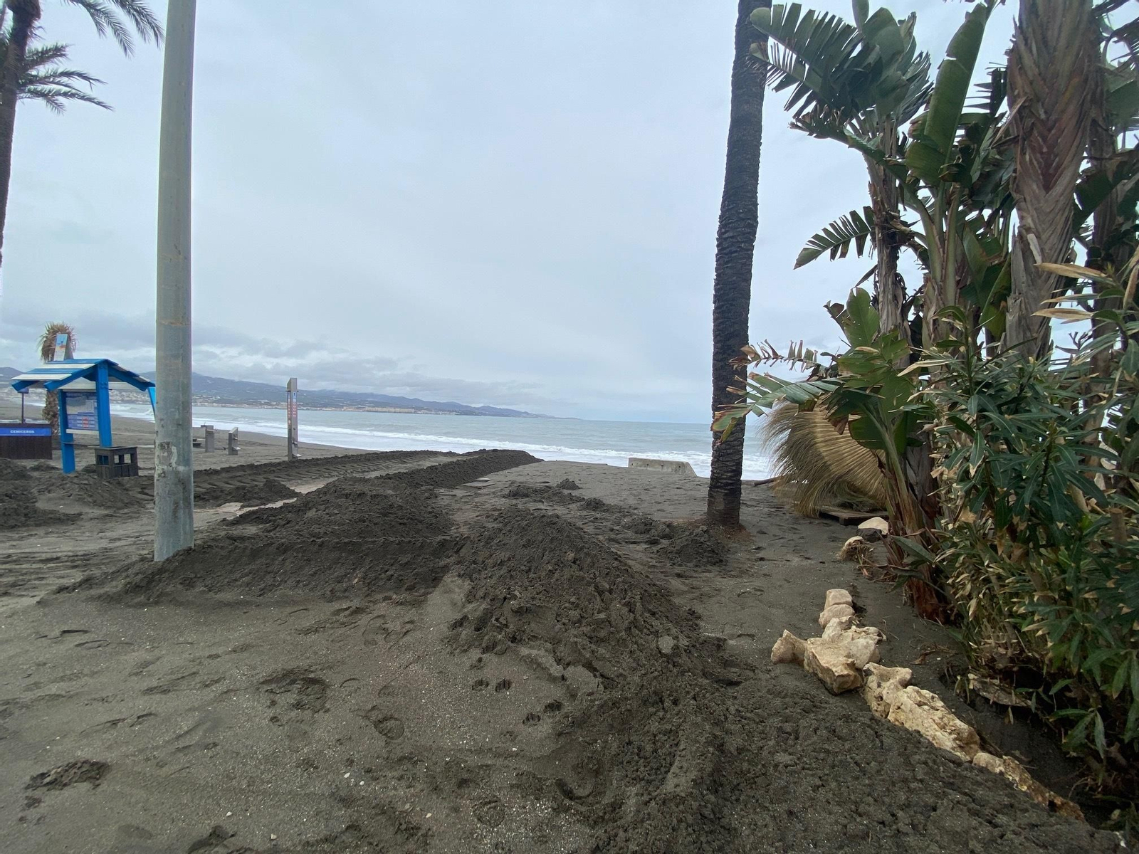 Los destrozos del temporal en las playas de la Axarquía, en fotos