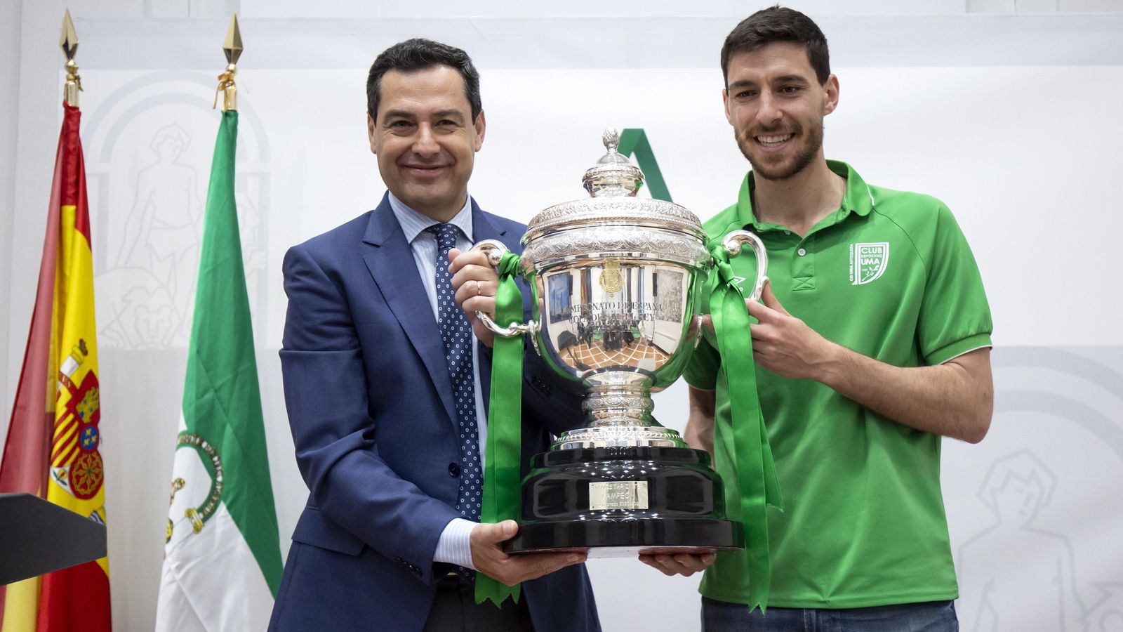 Miguel Conde, con Juanma Moreno y la Copa.