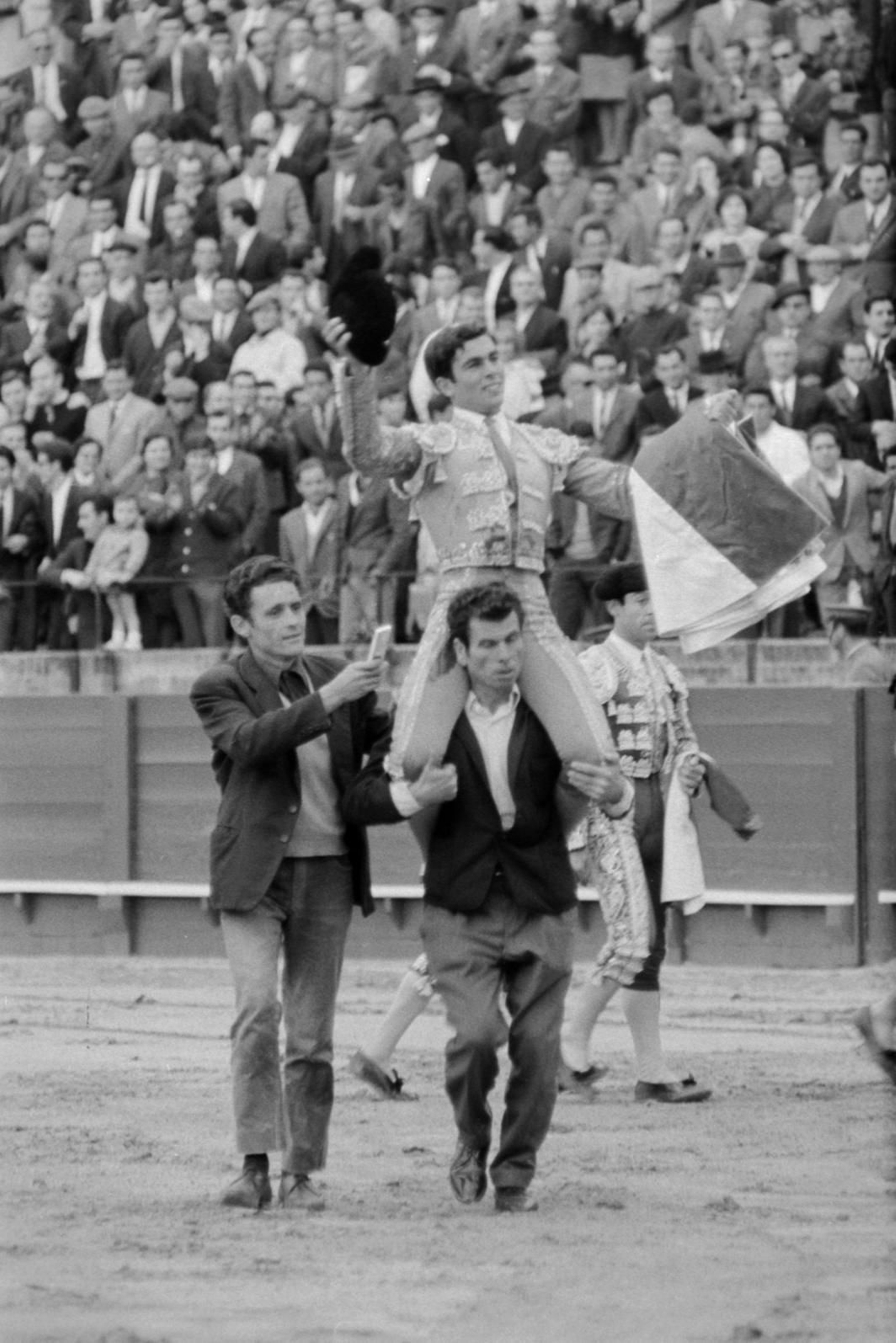 la tarde del 15 de abril de 1967 entraba Paquirri en la Feria de Sevilla y así, en hombros, salía de su plaza.