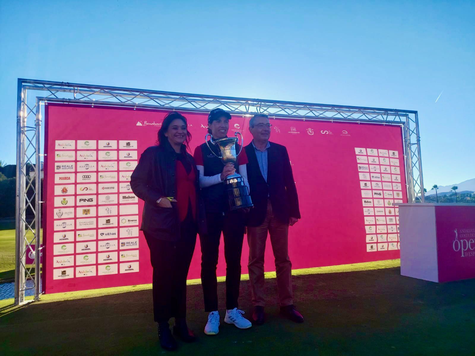 Carlota Ciganda, con el trofeo de campeona.
