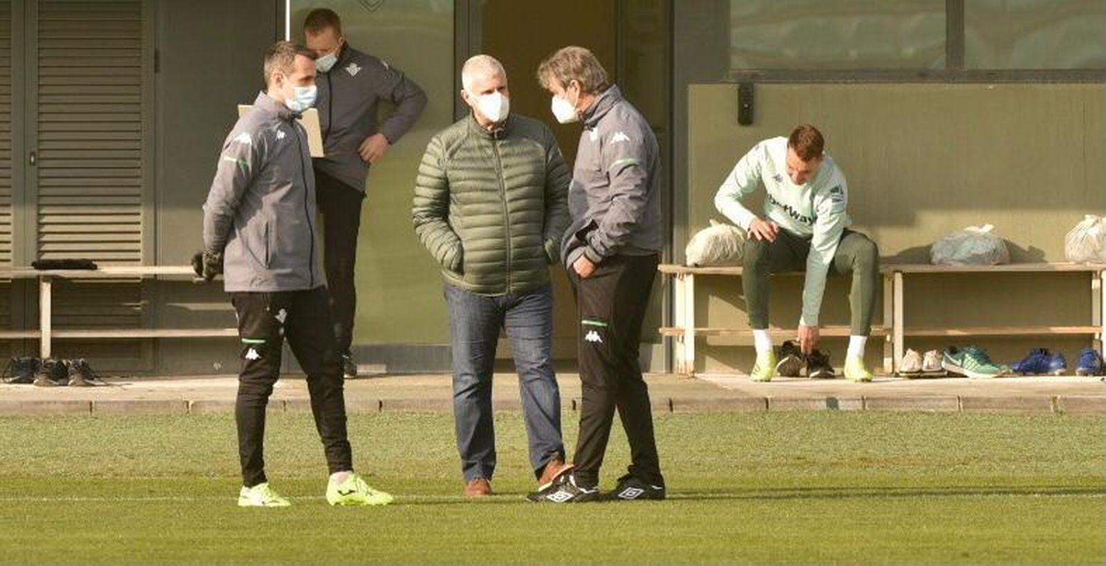 Pellegrini dialoga con Antonio Cordón en presencia de Toni Doblas.