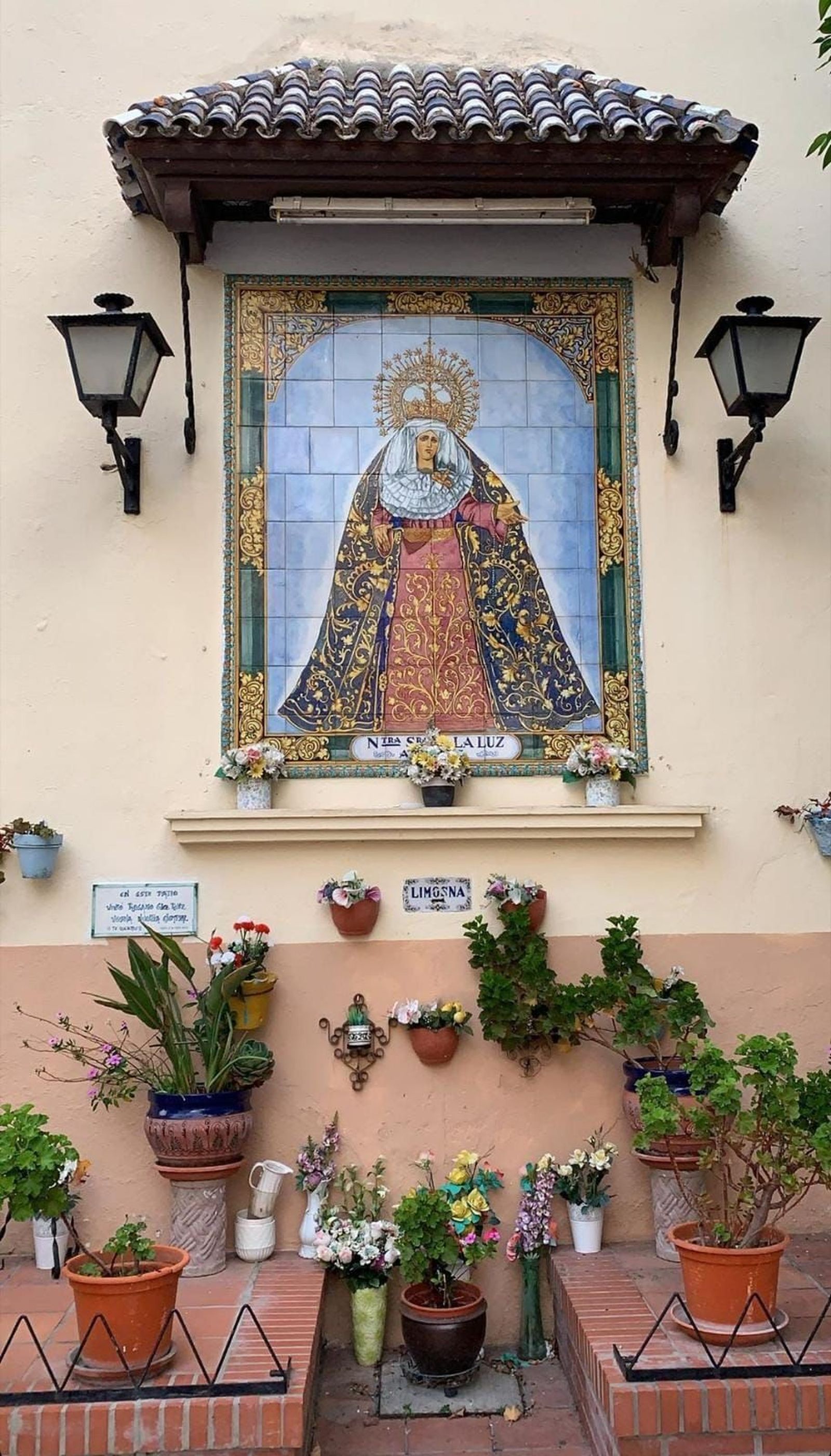 Mosaico de la Virgen de la Luz en los patios de la trasera del hospital Puerta del Mar.