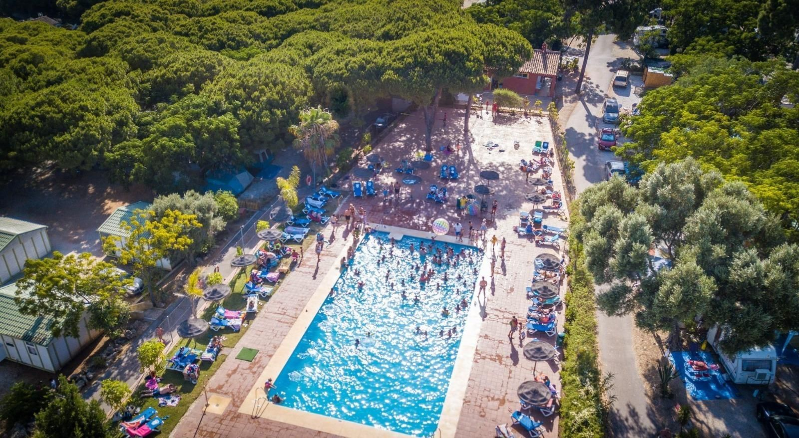 Vista de la piscina camping Cabopino. Vista de la piscina camping Cabopino.