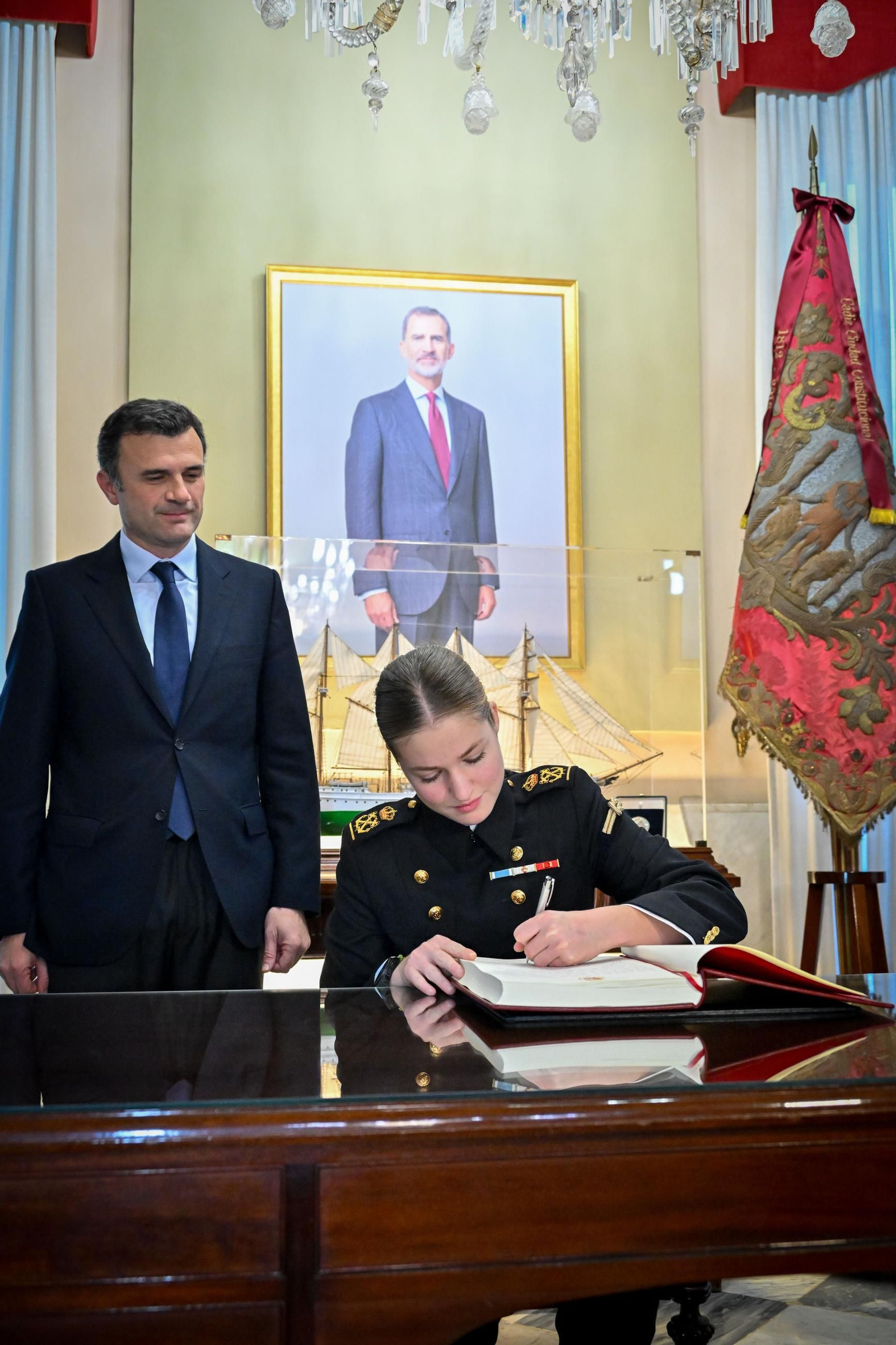 Las imágenes del recibimiento a los guardiamarinas del Elcano en el Ayuntamiento de Cádiz, con la Princesa Leonor