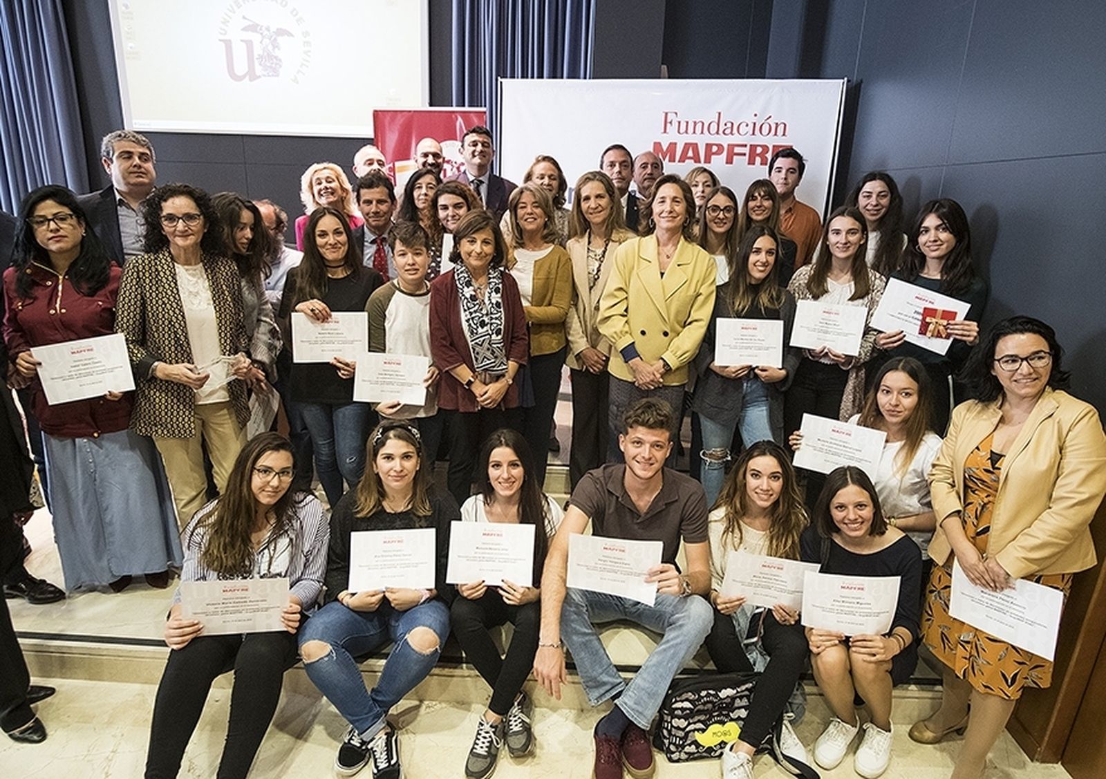 Participantes en el juego bugaMAP, con la infanta Elena en el centro.