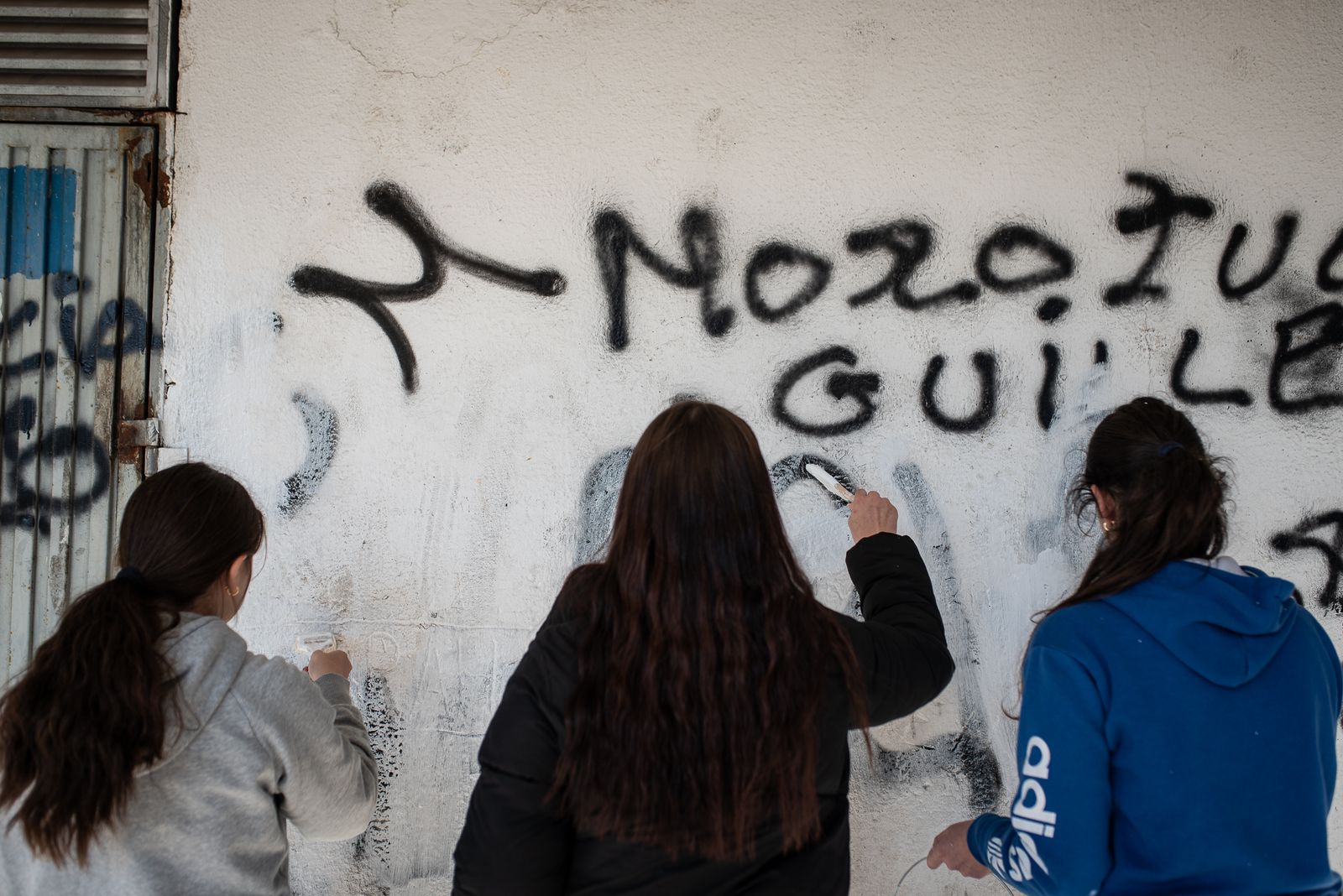 Imágenes de la limpieza de pintadas en La Hispanidad por los alumnos del Colegio de La Hispanidad en el Día de la Paz