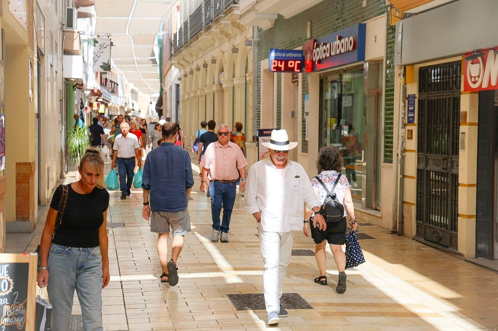 Personas caminando por la calle Concepción.