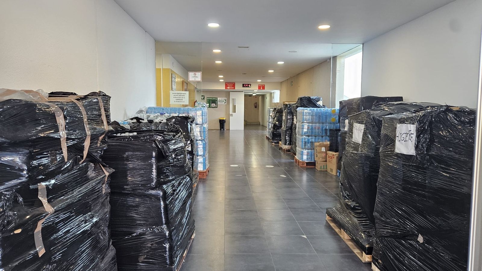 Los palés, apilados en el pabellón de Tarifa.