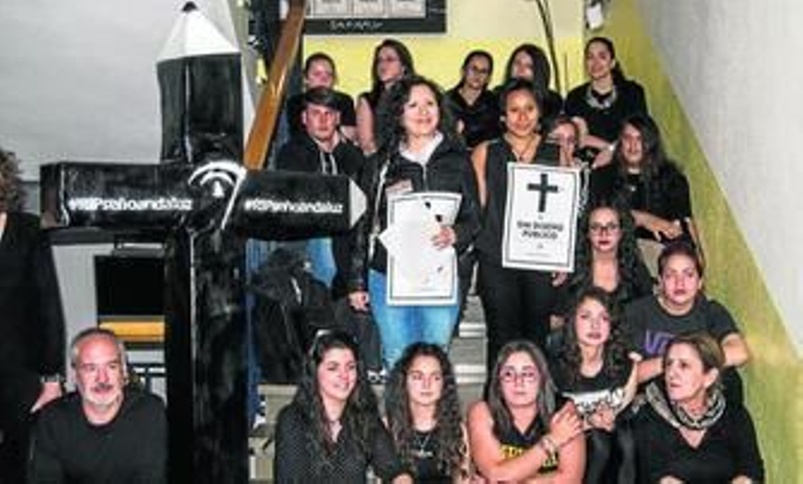 Parte de los alumnos de la Escuela de Arte de Granada se manifiestan contra la supresión de los estudios.