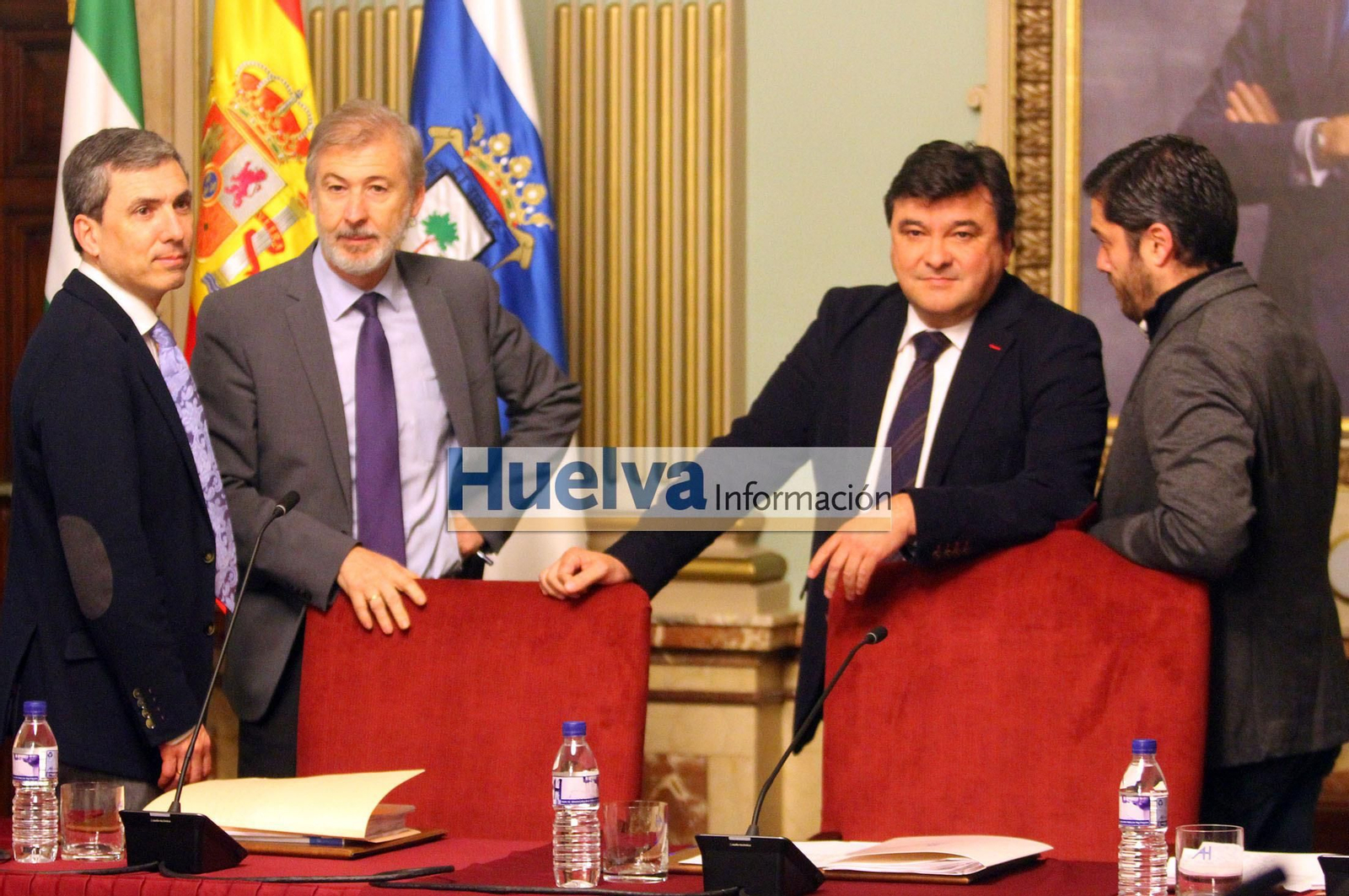 Imágenes del pleno en el ayuntamiento de Huelva para aprobar el pago de la deuda del Recre con Hacienda.