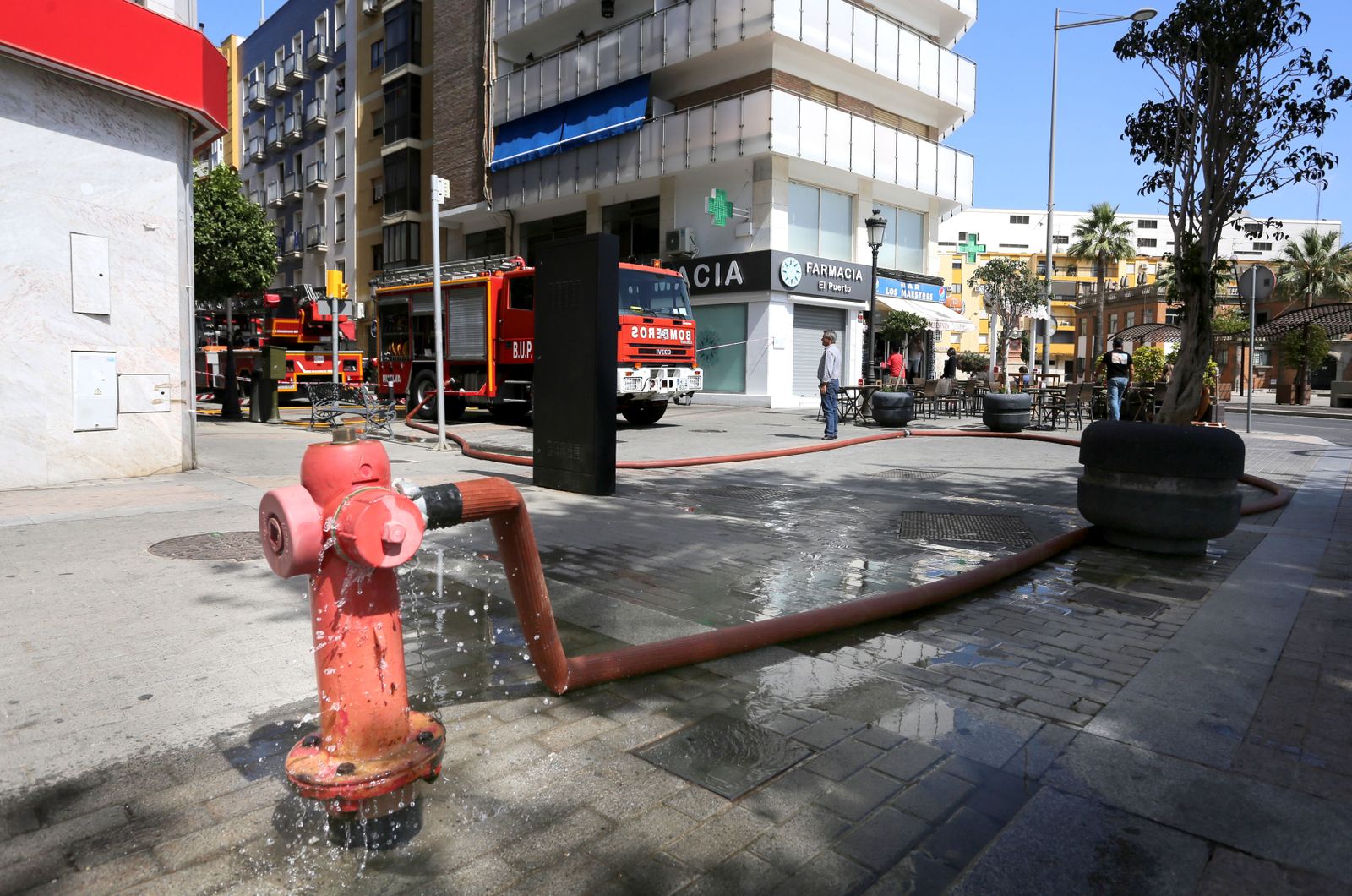 Los bomberos intervienen en un incendio en la calle Marina