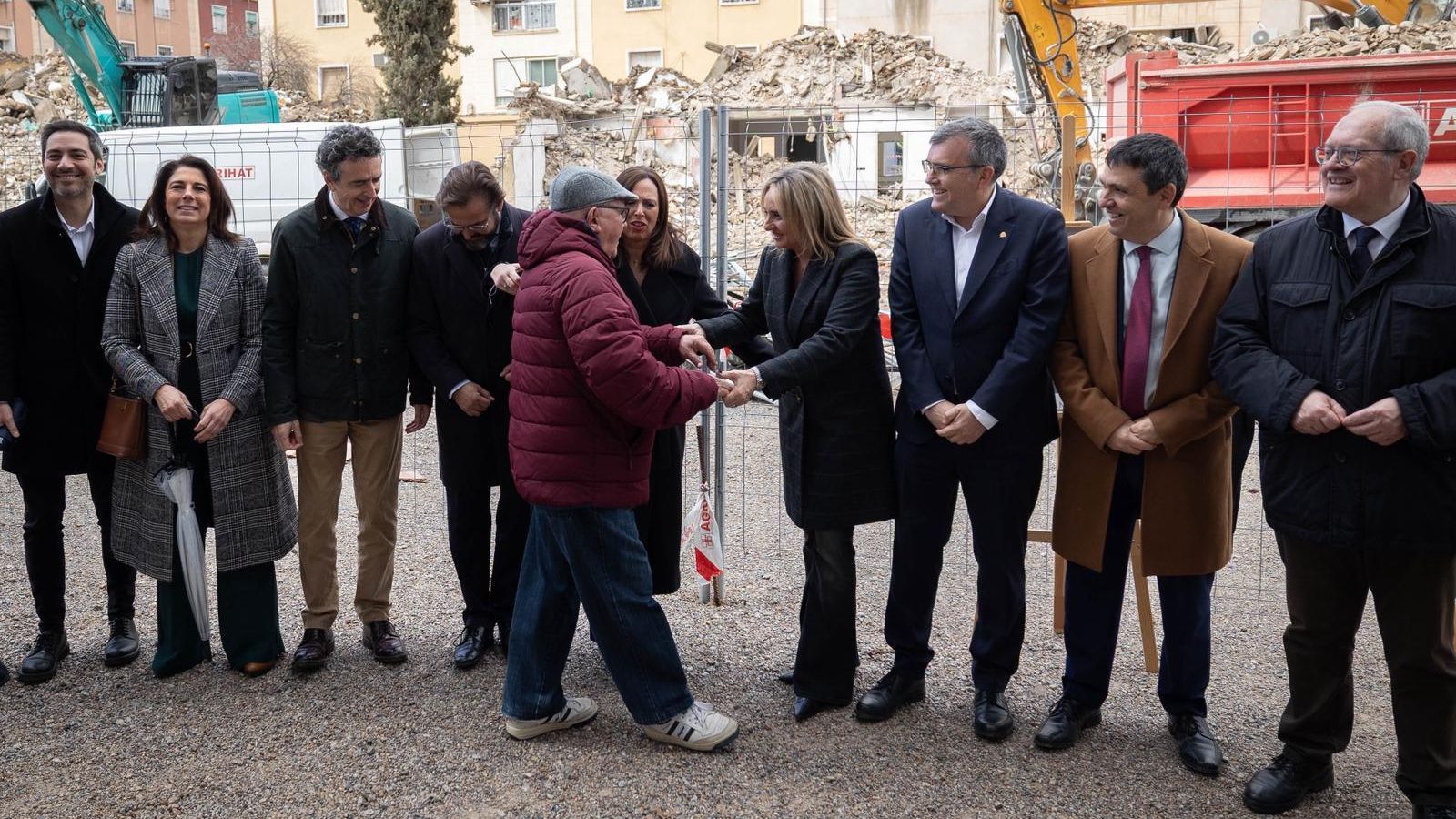 Las autoridades presentes en la visita hablan con un vecino de la zona