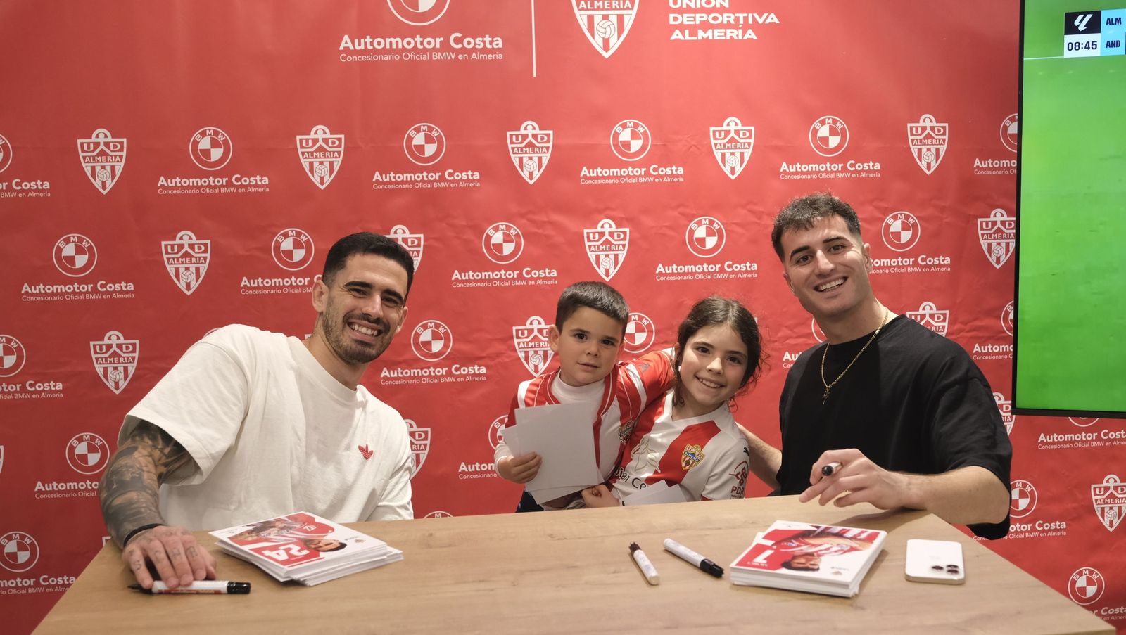 La firma de autógrafos de Jon Morcillo y Miguel de la Fuente en Automotor Costa BMW