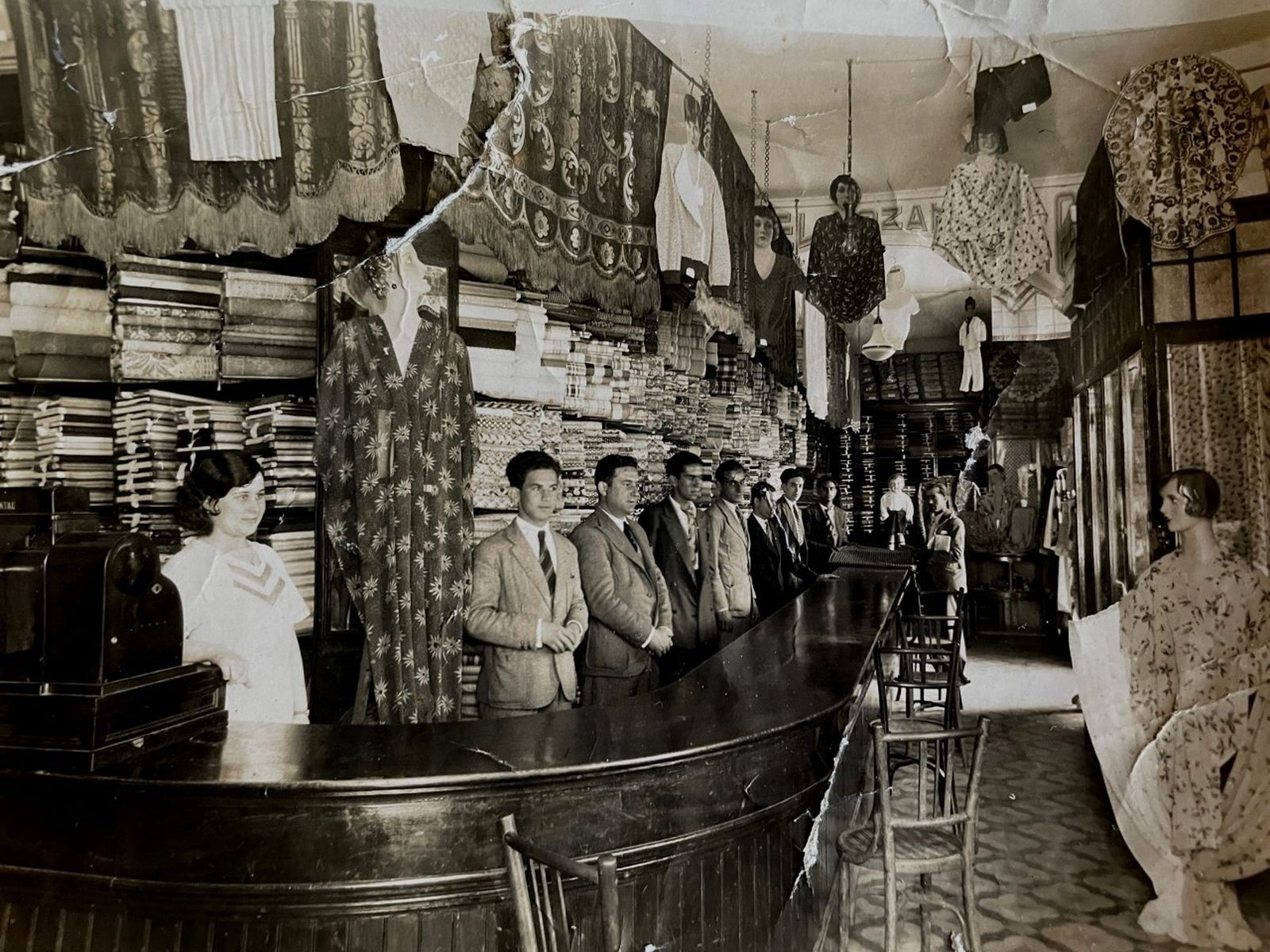 La Africana, hacia 1930, con Isabelita Luque en la caja.