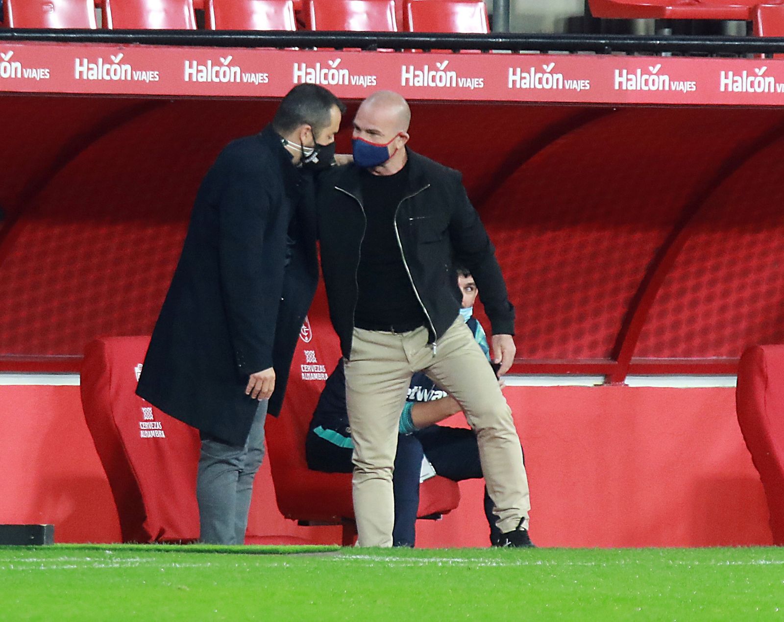Diego Martínez saluda al entrenador del Levante antes del partido del pasado domingo.