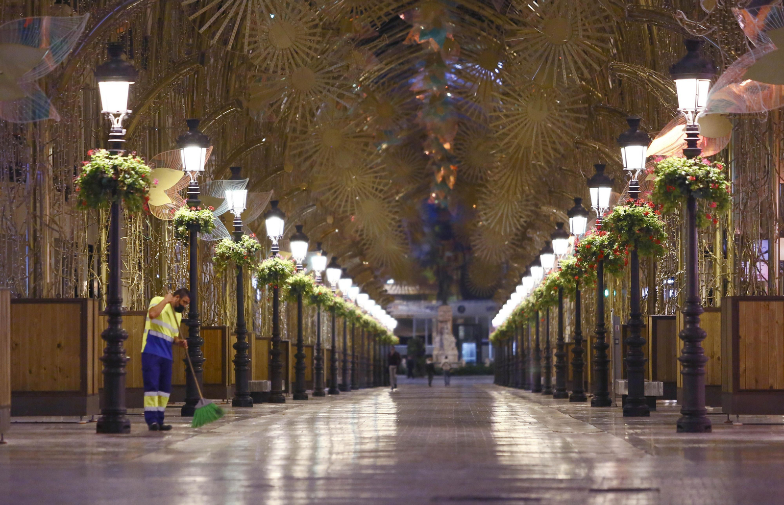 La calle Larios desierta por la noche.