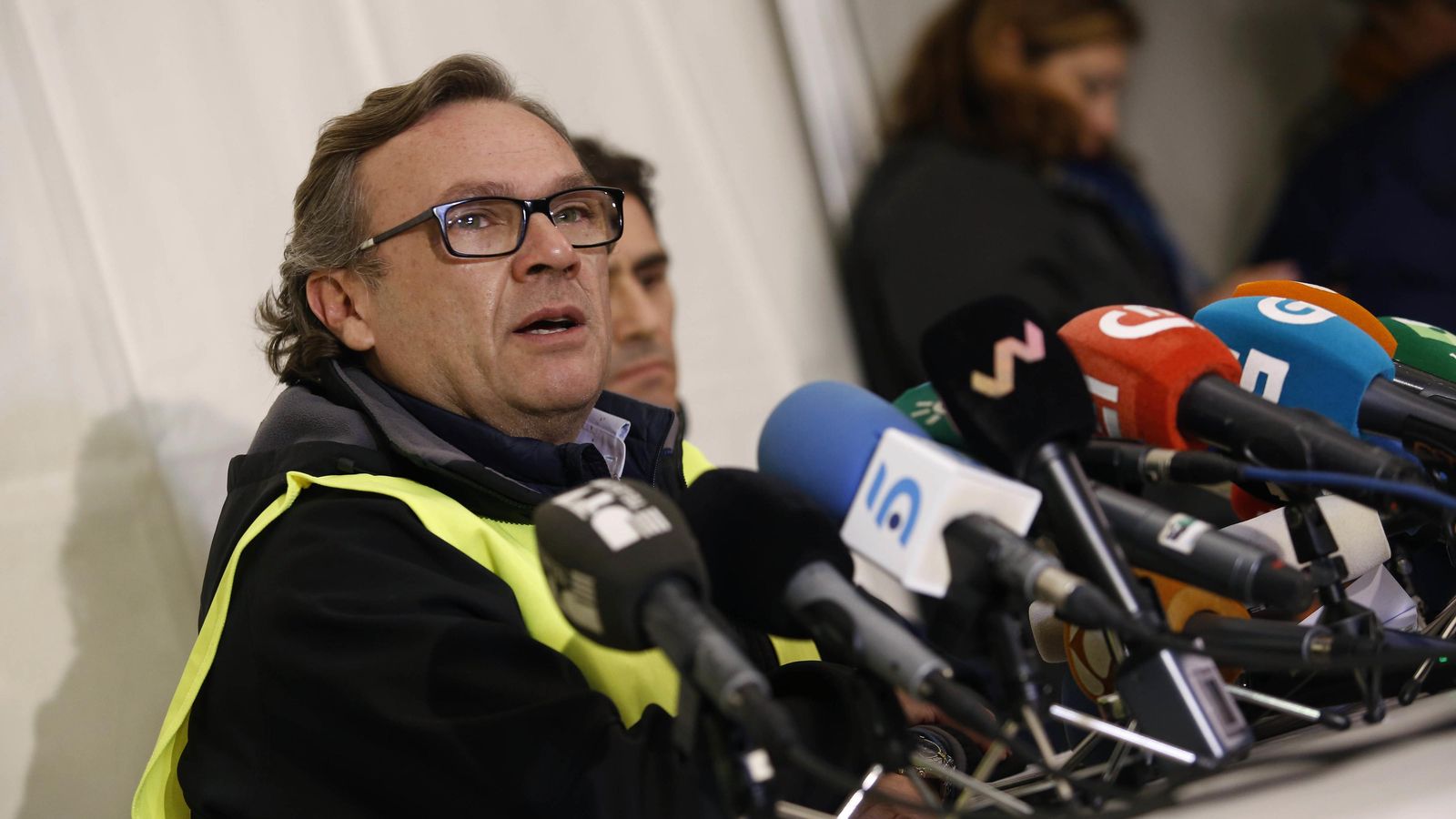 El ingeniero Ángel García Vidal explica la situación a la prensa.