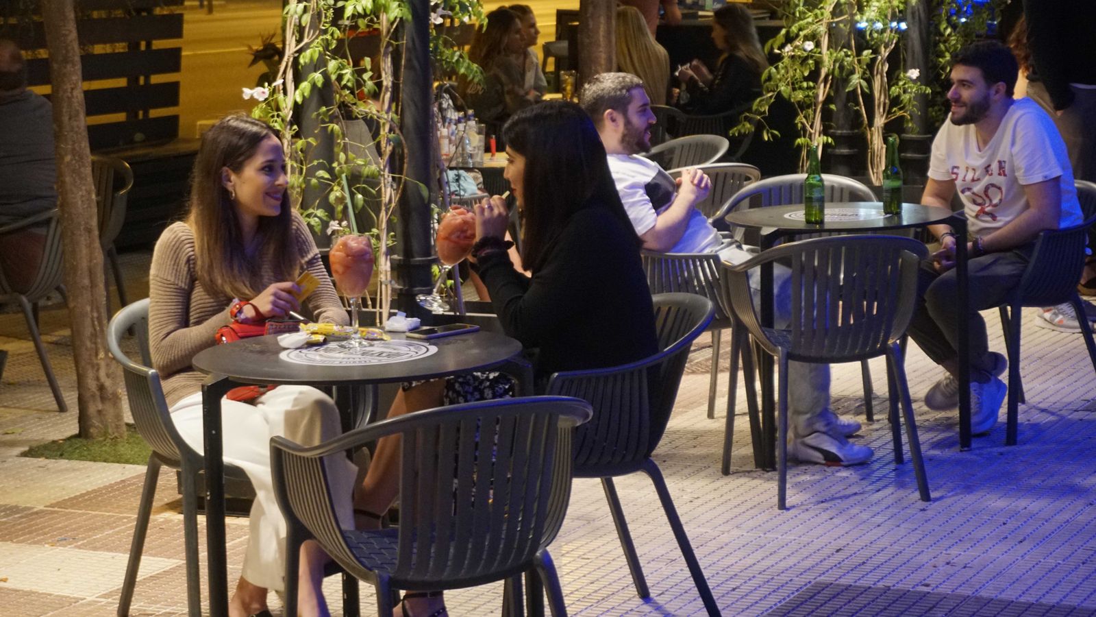 Jóvenes en una terraza de Sevilla.