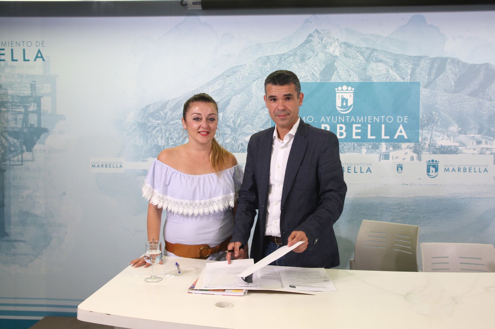 El alcalde de Marbella y la responsable de Cultura y Enseñanza.