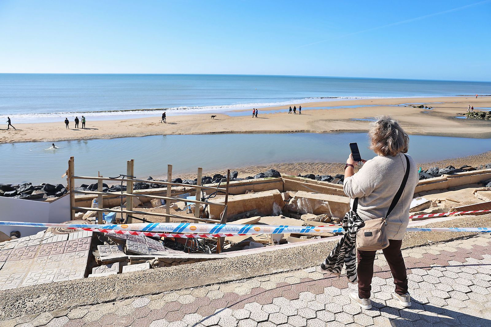 Fotografías de la concentración de los vecinos de Matalascañas tras los destrozos del paseo marítimo