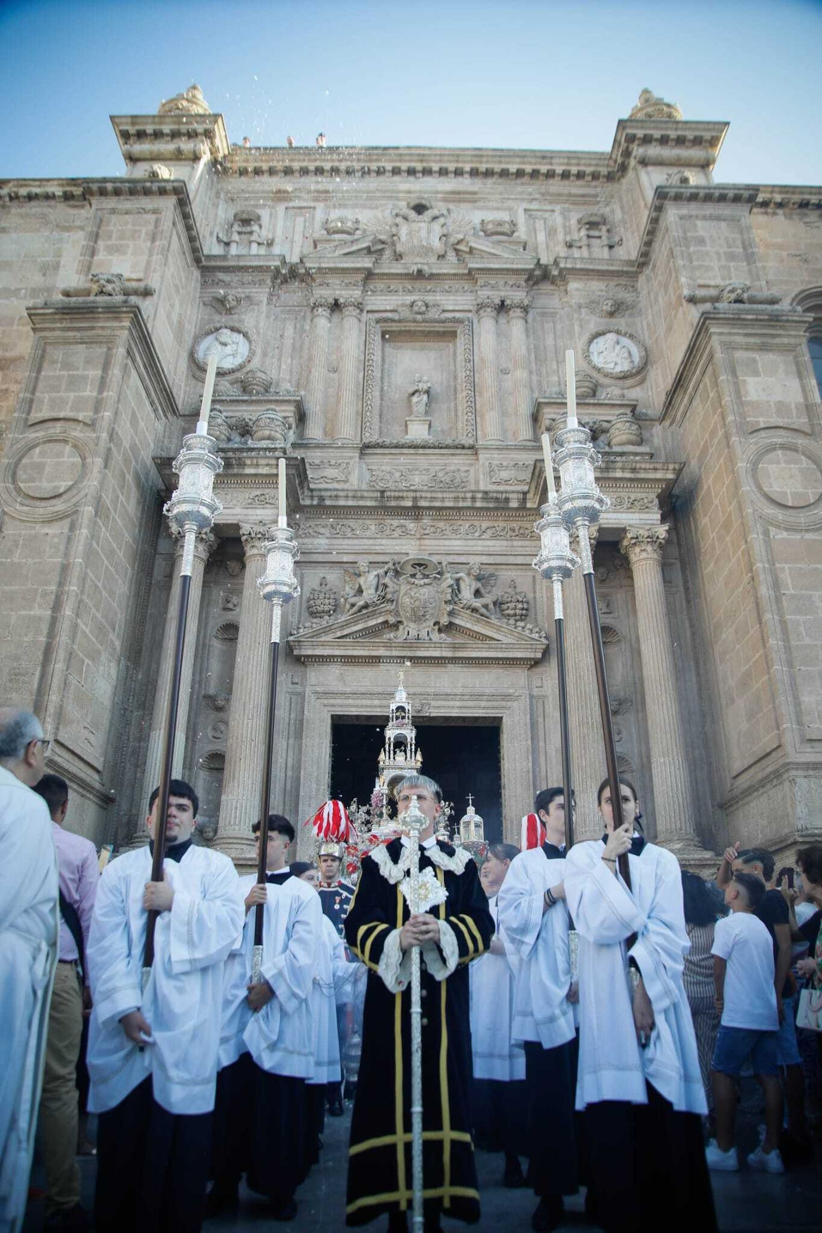 Imágenes de la procesión del Corpus Christi en Almería: así han sido la misa y la posterior marcha por la capital