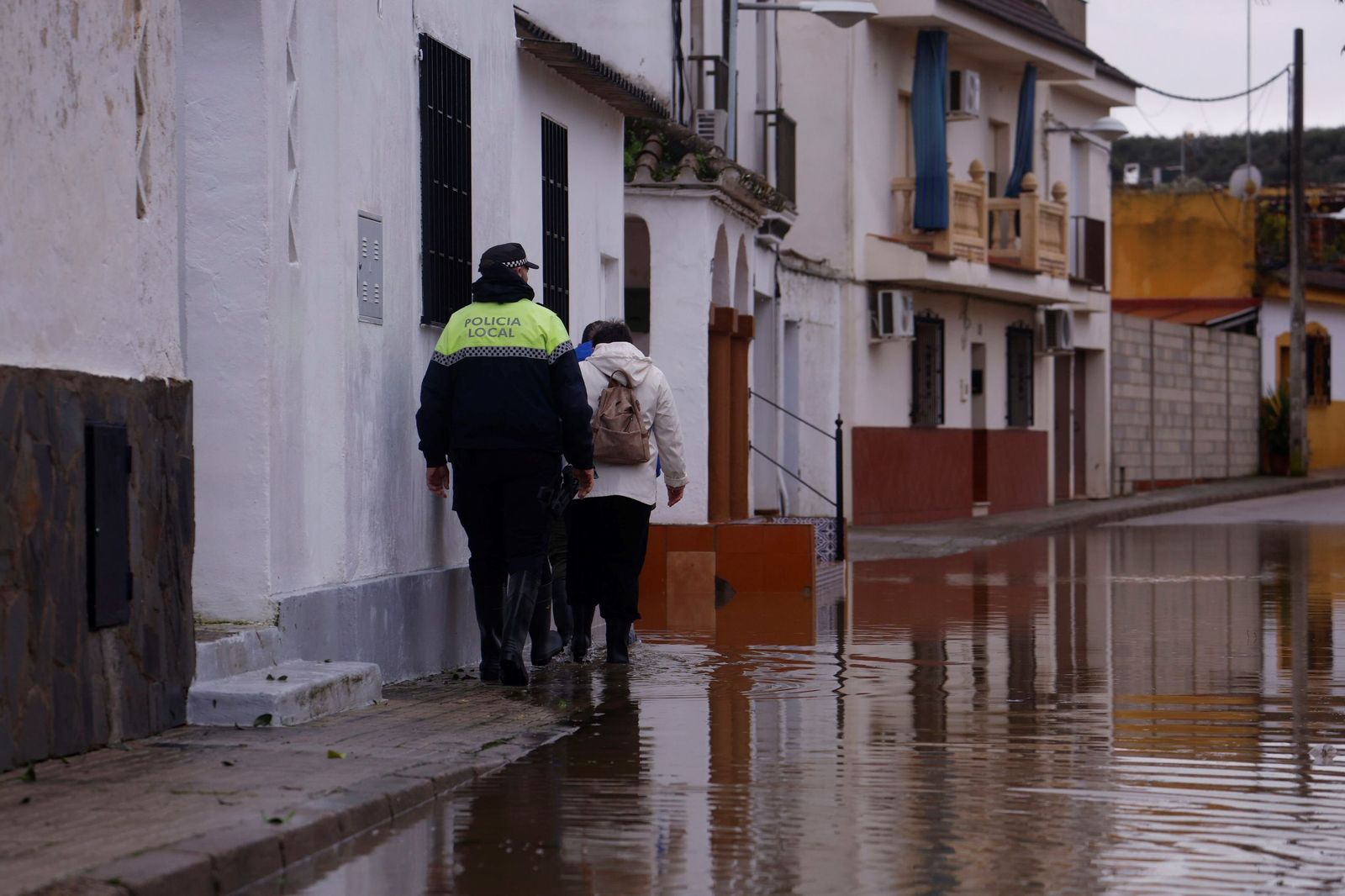 Los vecinos de Alcolea y de las parcelas de Guadalvalle siguen desalojando sus casas, en imágenes