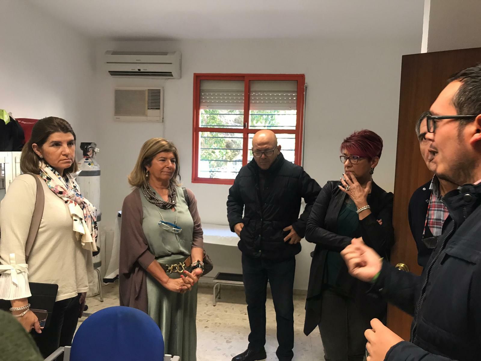 Un momento de la visita este lunes al consultorio de Lomopardo.