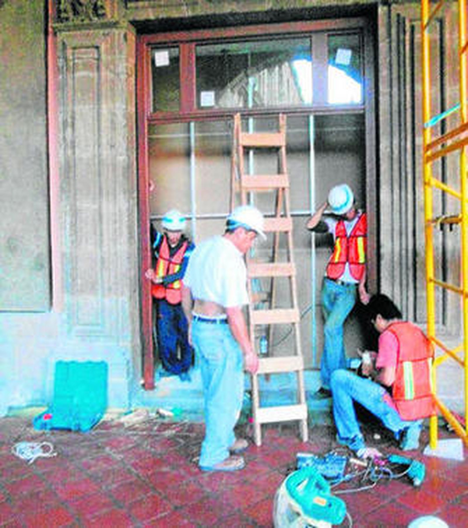 Unos obreros remodelan una de las ventanas del palacio mexicano.
