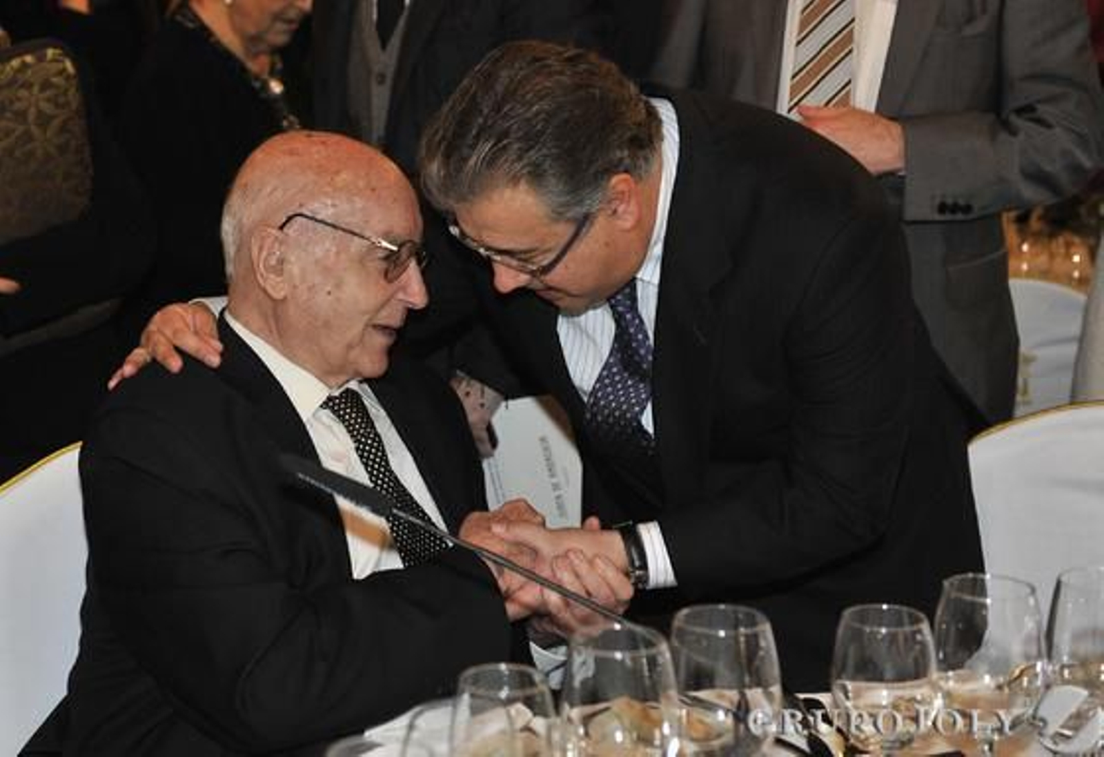 El alcalde de Sevilla, Juan Ignacio Zoido, habla con Manuel Clavero. / Reportaje gráfico: Antonio Pizarro, Juan Carlos Muñoz y Juan Carlos Vázquez